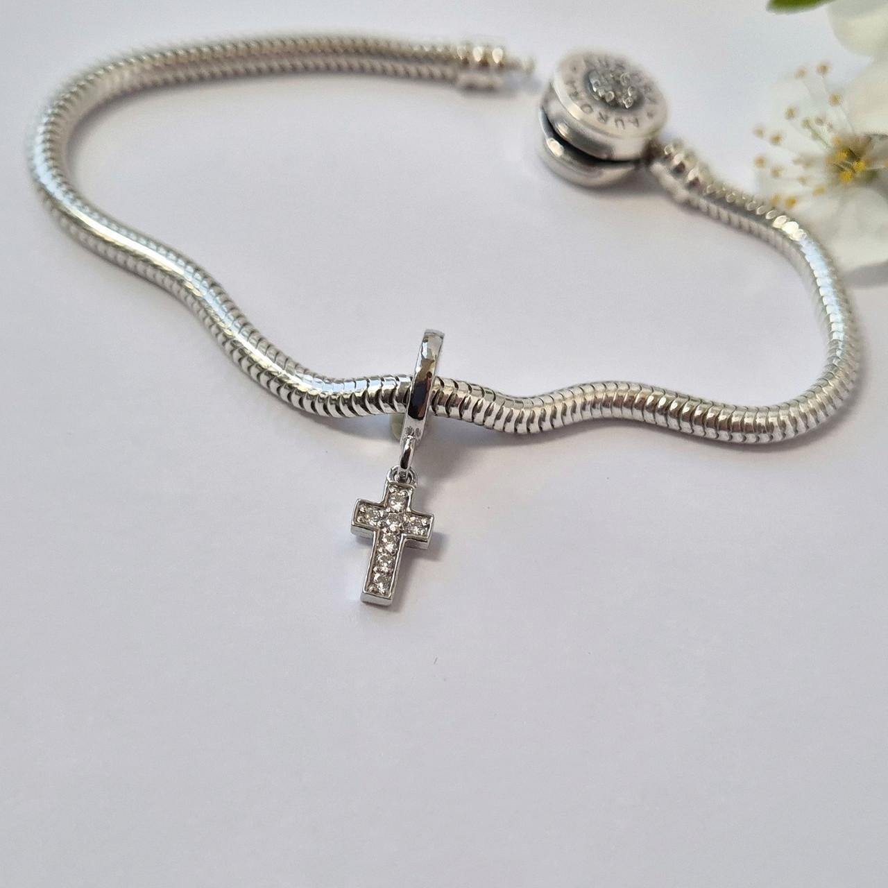 Шарм с подвеской Крест с белыми камнями серебро 925 пробы родированное 1,20 г (807р)