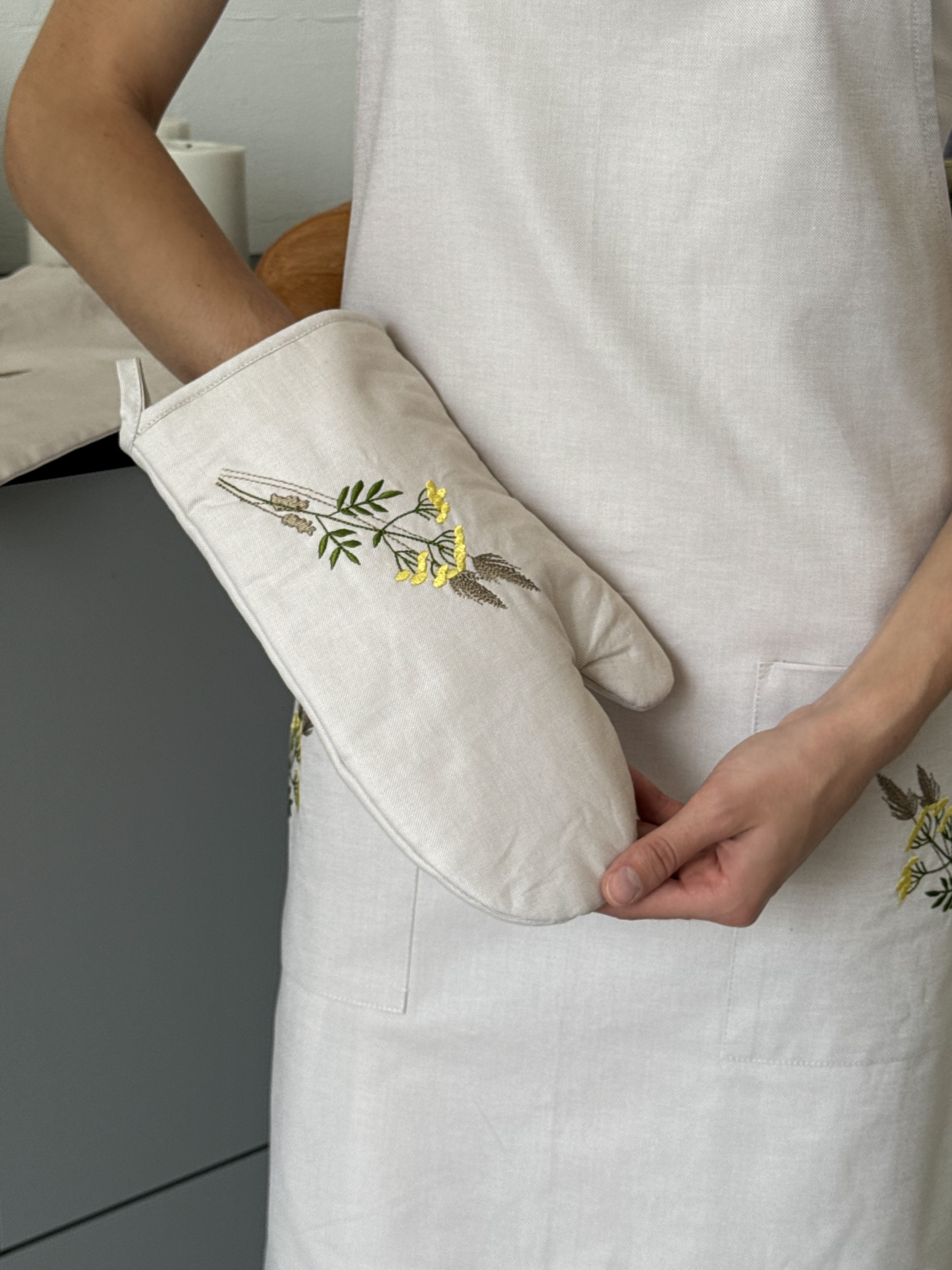 Набор хлопковый фартук/рукавица с прихваткой с вышивкой Пижма (29902212) - фото 4 Набор хлопковый фартук/рукавица с прихваткой с вышивкой Пижма (29902212) - фото 4