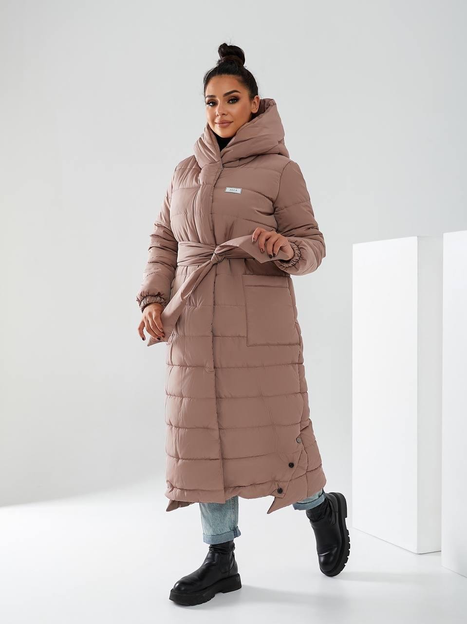 Пуховик длинный Aiza А032 на поясе кнопках молнии и с капюшоном р. 54-56 Хаки - фото 10 Пуховик длинный Aiza А032 на поясе кнопках молнии и с капюшоном р. 54-56 Хаки - фото 10