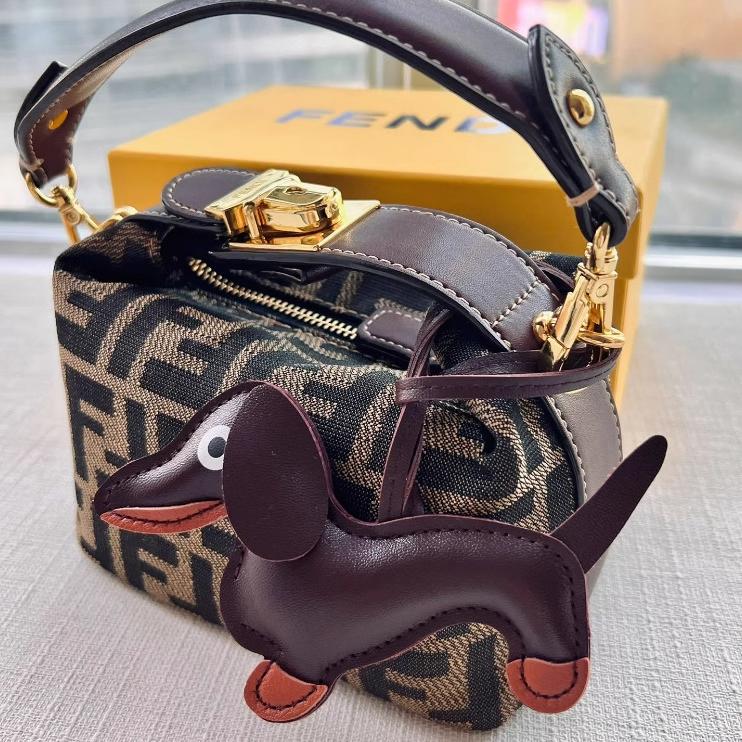 Брелок-подвеска в стиле Hermes Такса на сумку косметичку пенал Коричневый - фото 3