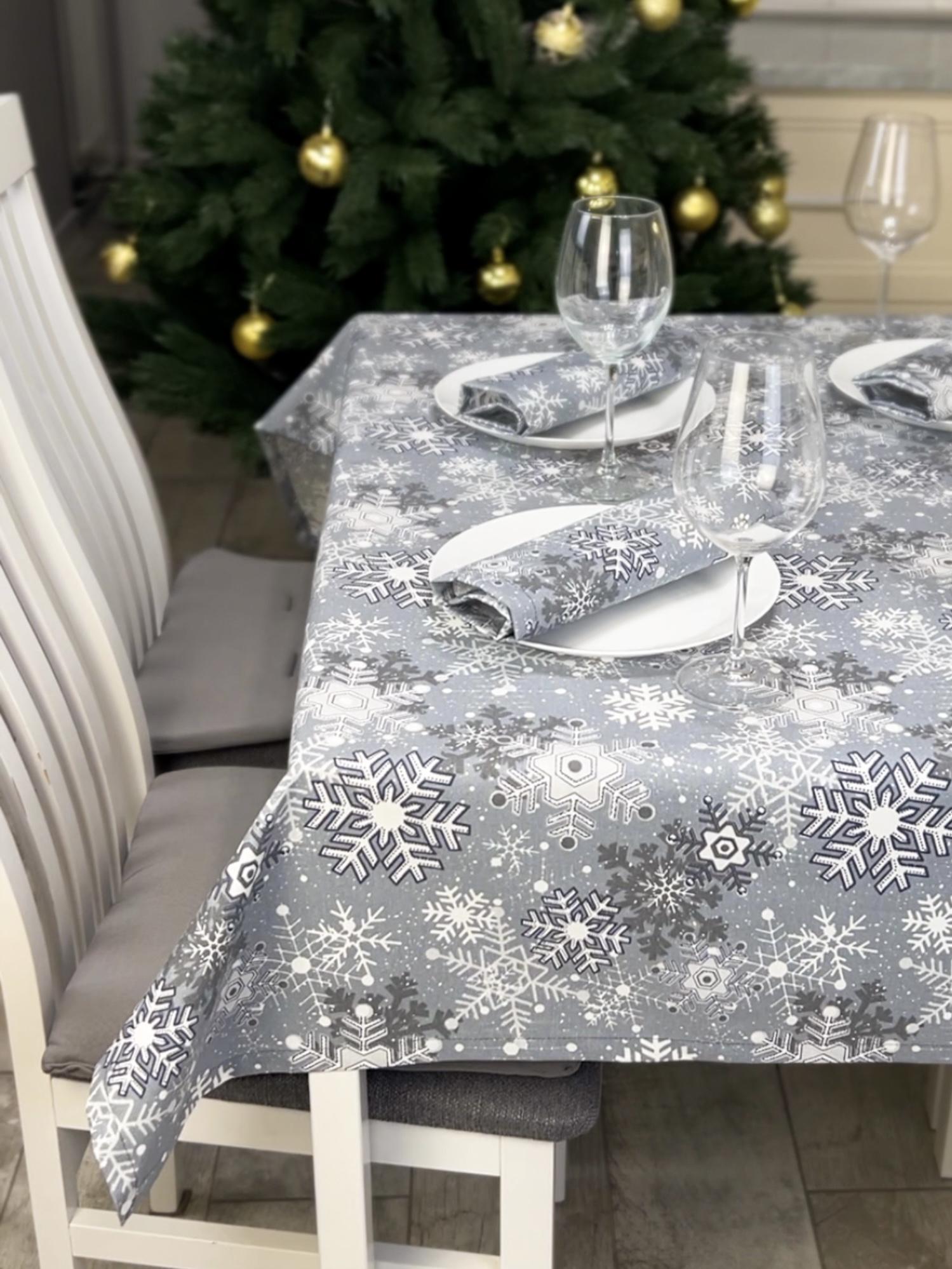 Скатерть новогодняя водоотталкивающая с принтом Танец снежинок 120x100 см/2 салфеток 30x40 см Серый (849-3)