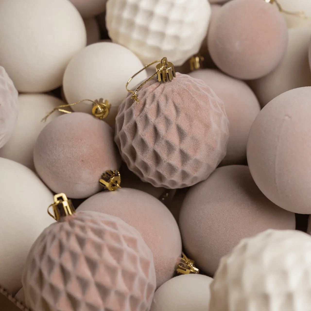 Набор шаров новогодних Бархат 40 шт. Бежевый (Бархат беж) - фото 4 Набор шаров новогодних Бархат 40 шт. Бежевый (Бархат беж) - фото 4