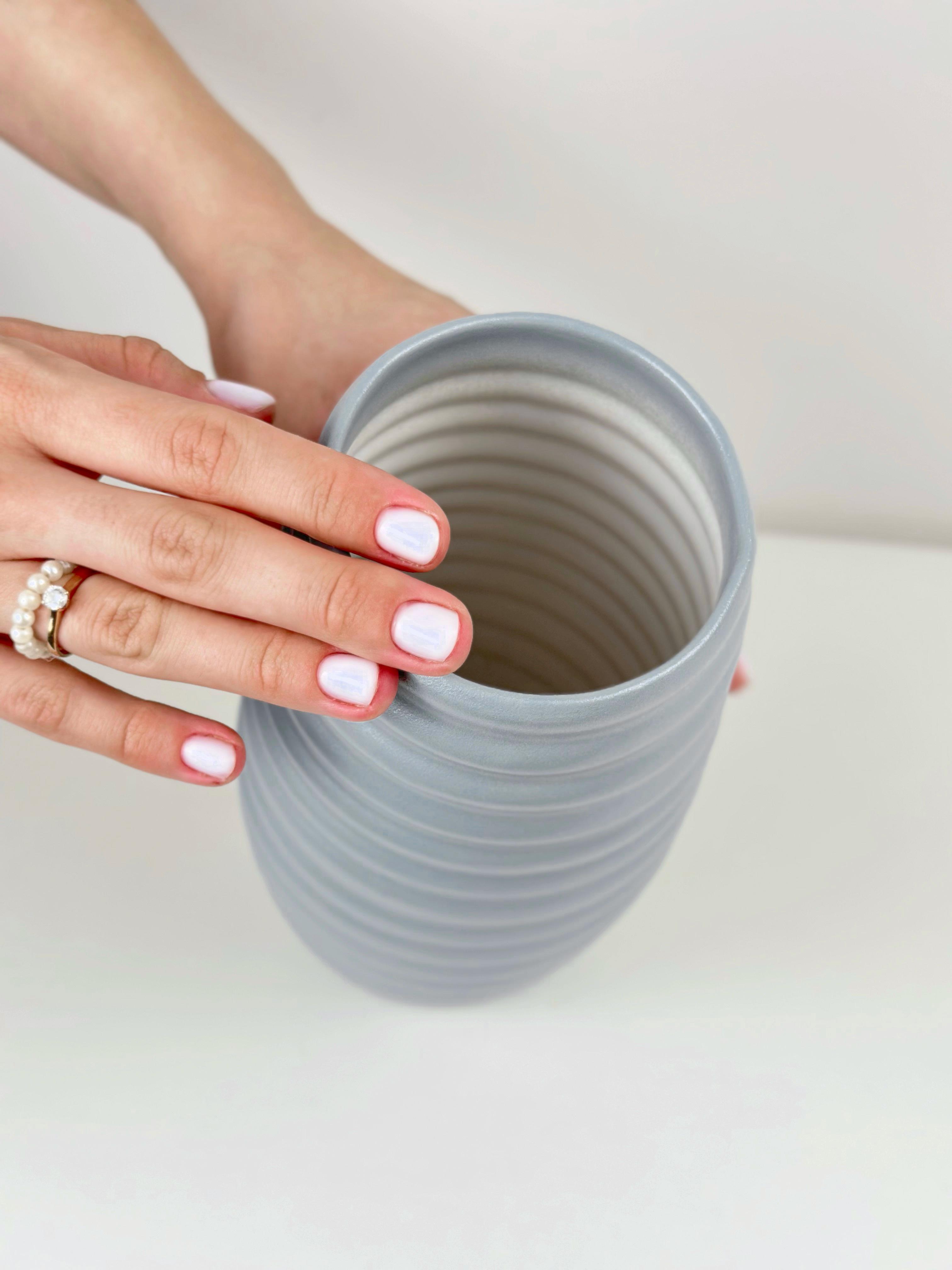 Ваза для квітів та декору глиняна керамічна Вулик 20 см Сірий (4001-5) - фото 7 Ваза для квітів та декору глиняна керамічна Вулик 20 см Сірий (4001-5) - фото 7