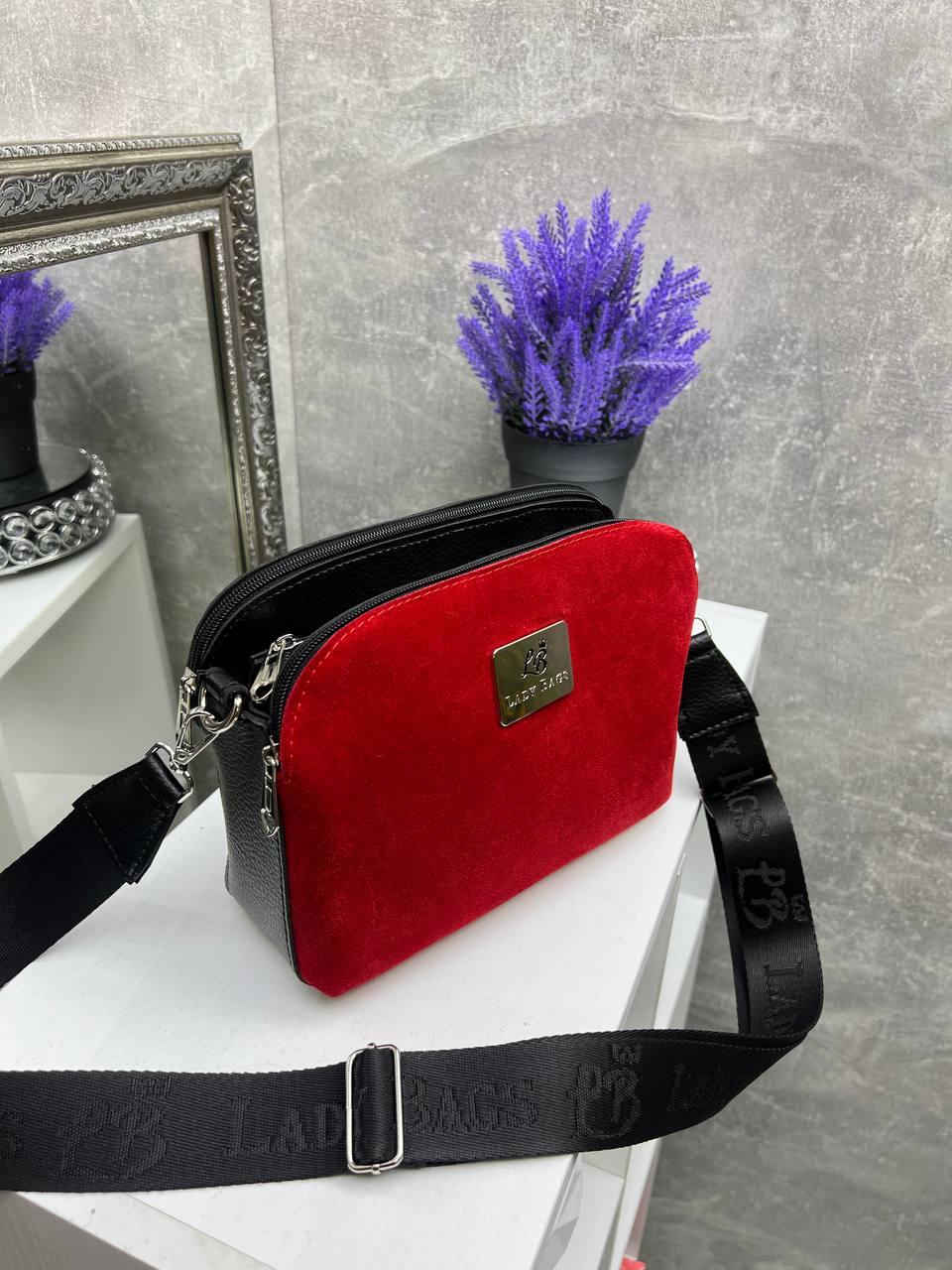 Сумка клатч кросс боди через плечо на широком ремне из замши и экокожи на три отделения Красный - фото 3 Сумка клатч кросс боди через плечо на широком ремне из замши и экокожи на три отделения Красный - фото 3