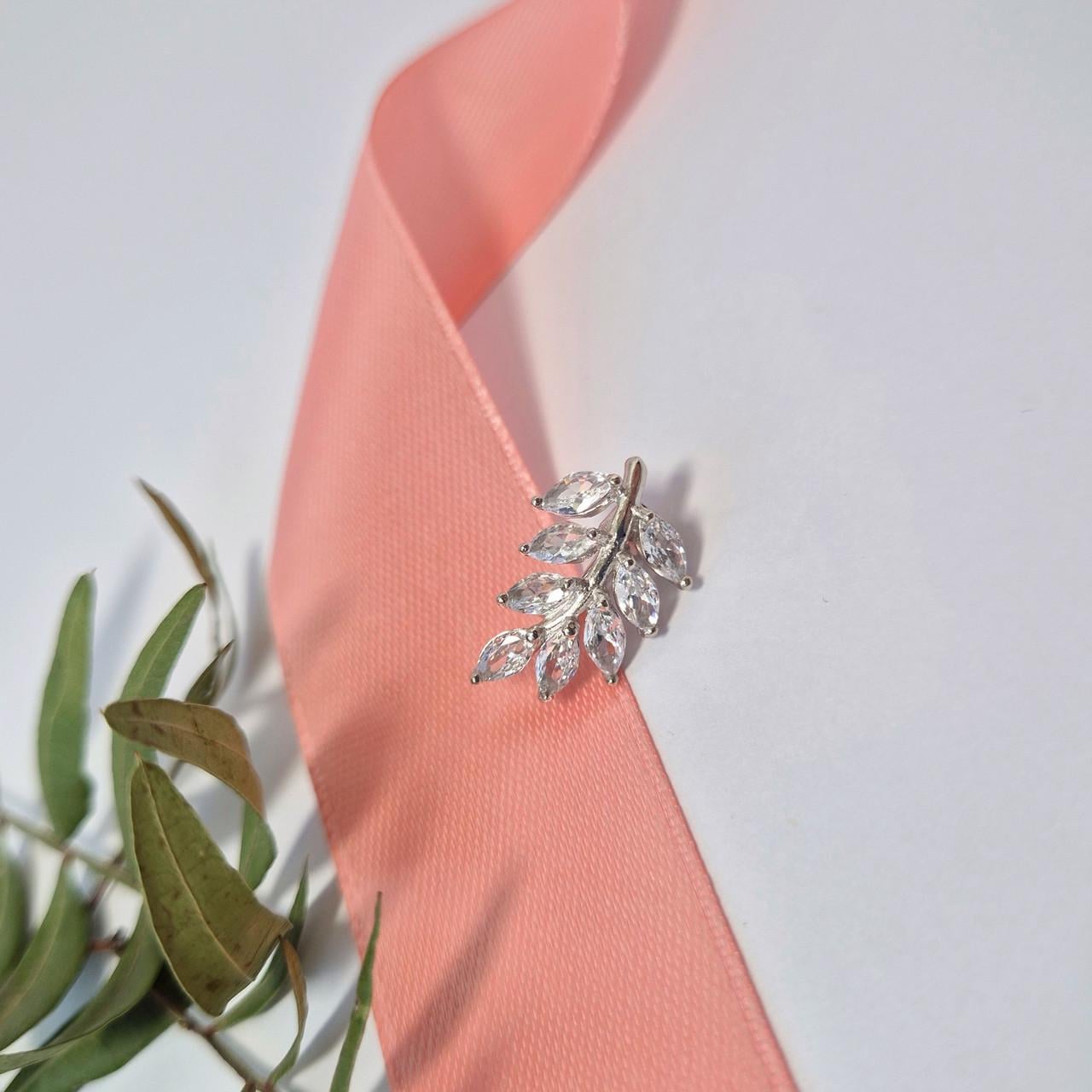 Брошь мимоза с белыми камнями серебро 925 пробы 2,30 г (700561)