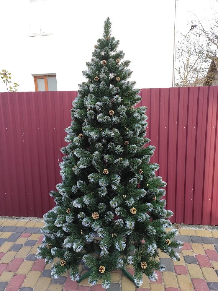 Штучна ялинка Кармен з з шишками/перлами і білими кінчиками 2 м (21540863) - фото 7