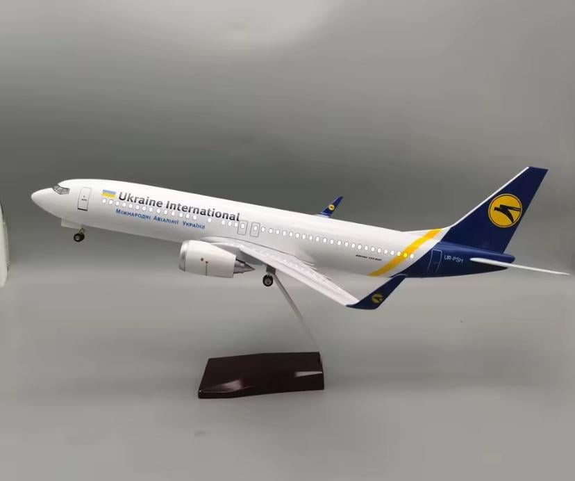 Модель самолета Boeing 737-800 Международные авиалинии Украины (35827200)