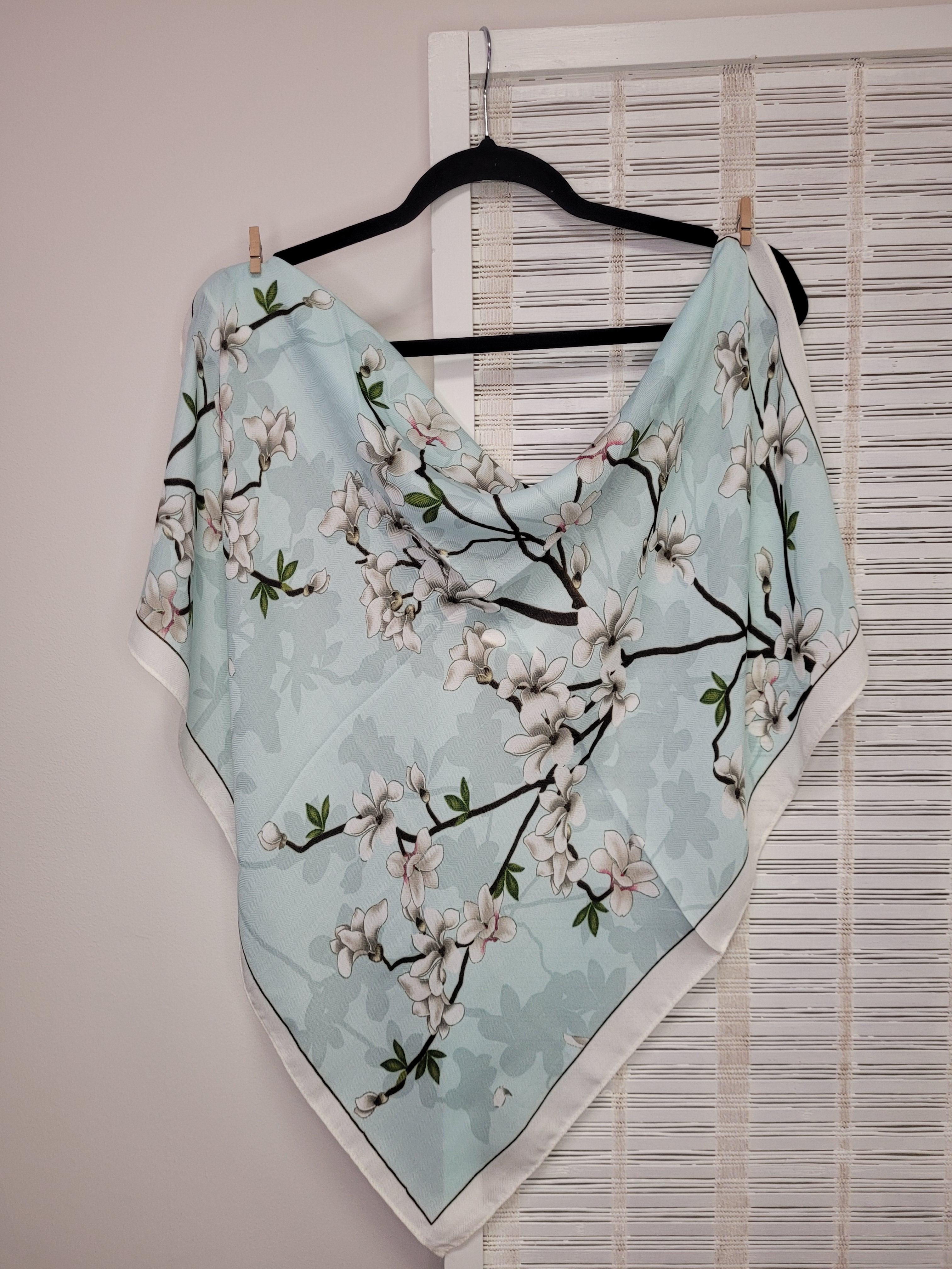 Хустка жіноча шийна з віскози Ніжні магнолії 70х70 см Світло-блакитний Білий (009980)