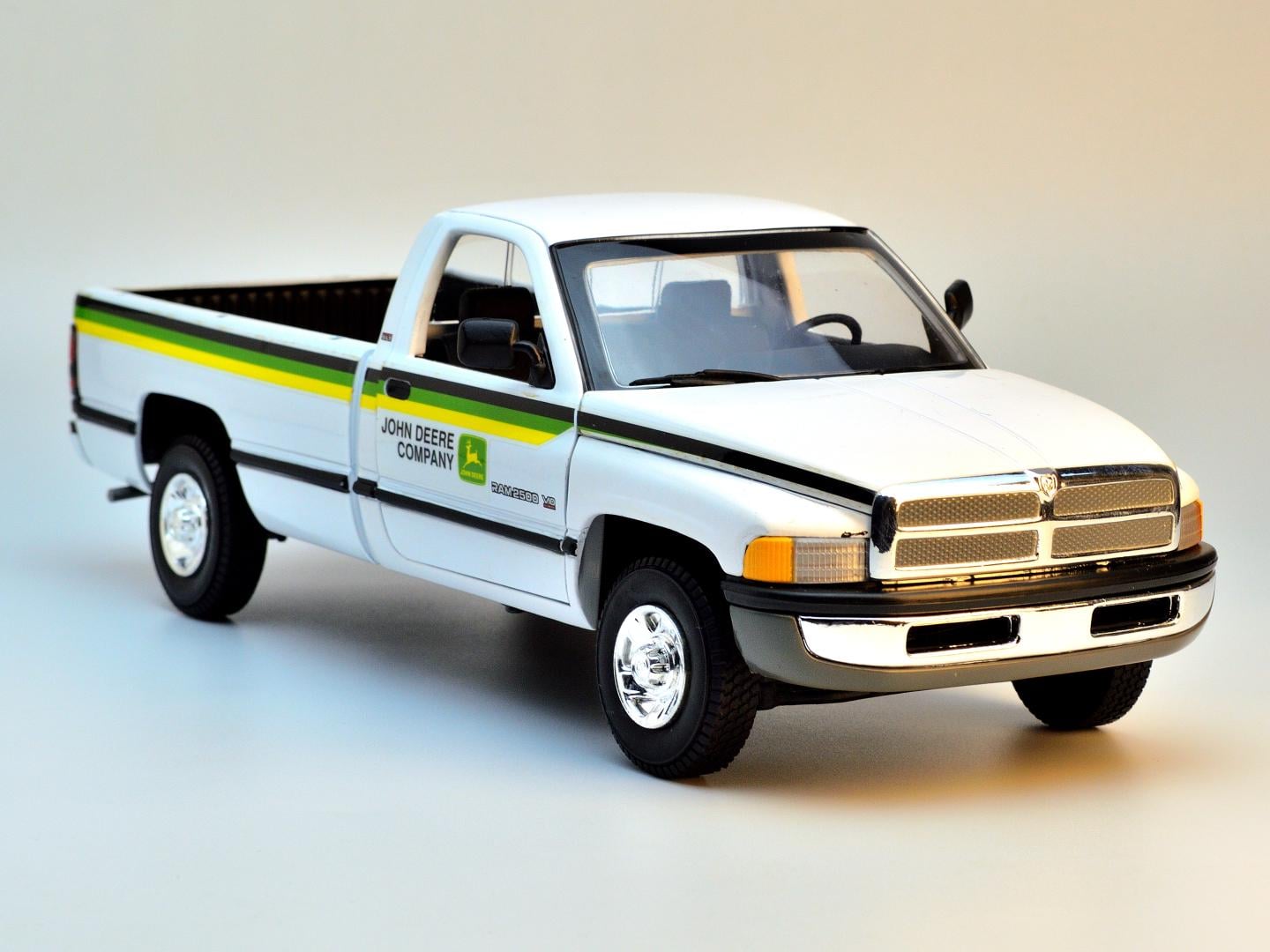 Коллекционная модель ERTL 1997 Dodge Ram Pickup 1:18 Белый (144) Коллекционная модель ERTL 1997 Dodge Ram Pickup 1:18 Белый (144)