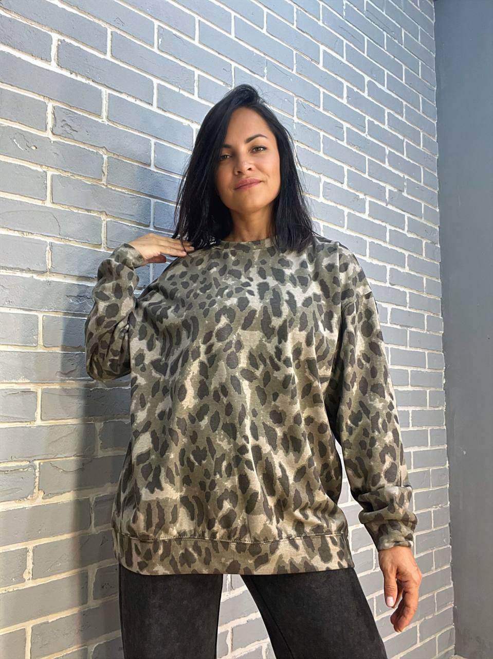 Свитшот женский W 3022 удлиненный леопардовый принт OS Оливковый (2684) Свитшот женский W 3022 удлиненный леопардовый принт OS Оливковый (2684)