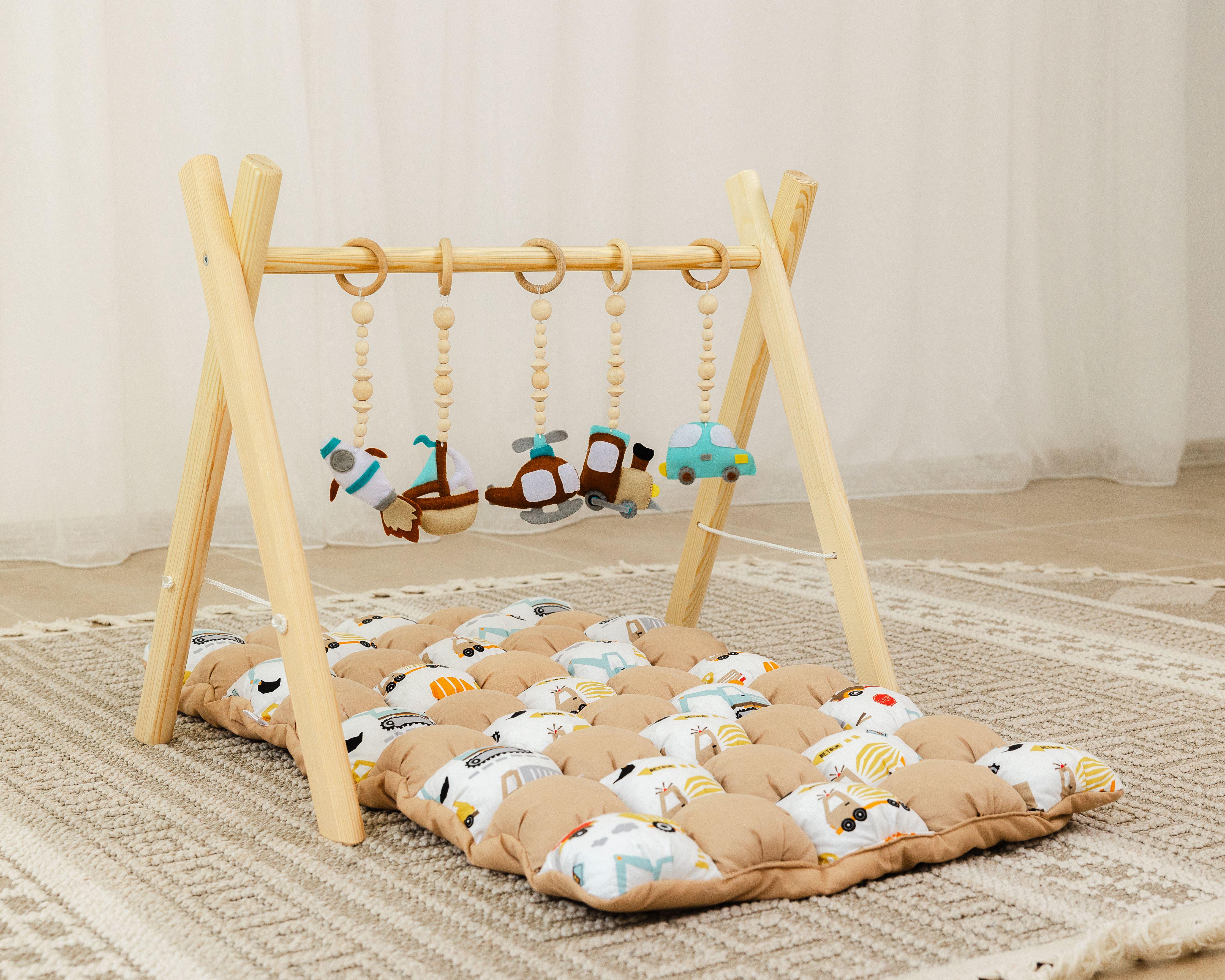Мобиль напольный деревянный Веселые путешествия с матрасом Машинки (0002268)