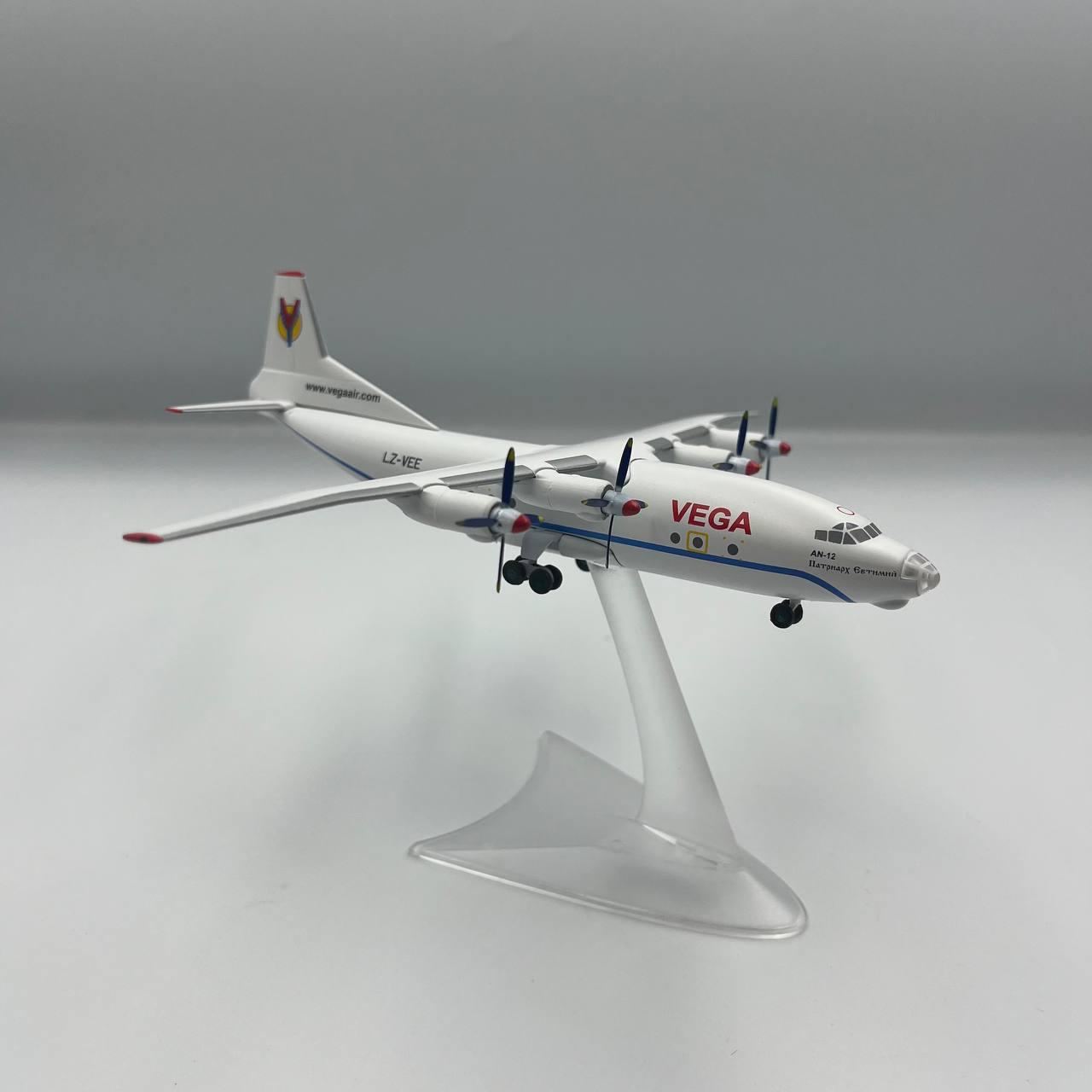 Модель літака Антонов Ан-12 Vega Air LZ-VEE "Patriarkh Evptimiy" 1:200 (205034)