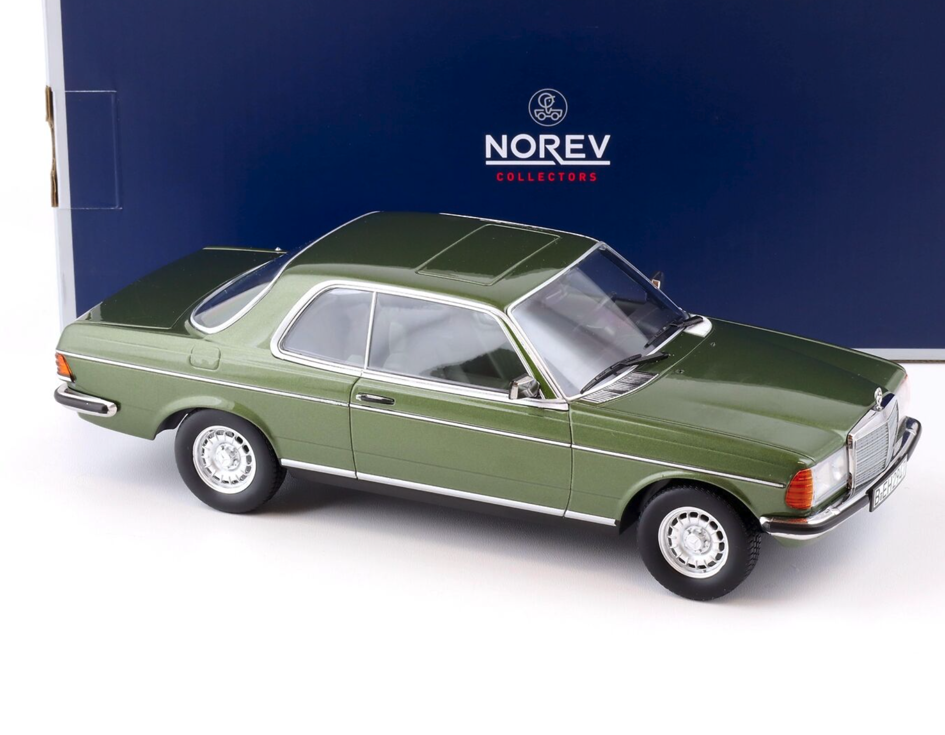 Модель автомобиля Norev 1:18 Mercedes-Benz 280 CE C123 Green Metallic (183704) - фото 4 Модель автомобиля Norev 1:18 Mercedes-Benz 280 CE C123 Green Metallic (183704) - фото 4