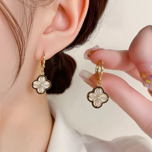 Серьги в виде цветка клевера 2 шт. 3,2x1,5 см (Q00695) - фото 2 Серьги в виде цветка клевера 2 шт. 3,2x1,5 см (Q00695) - фото 2