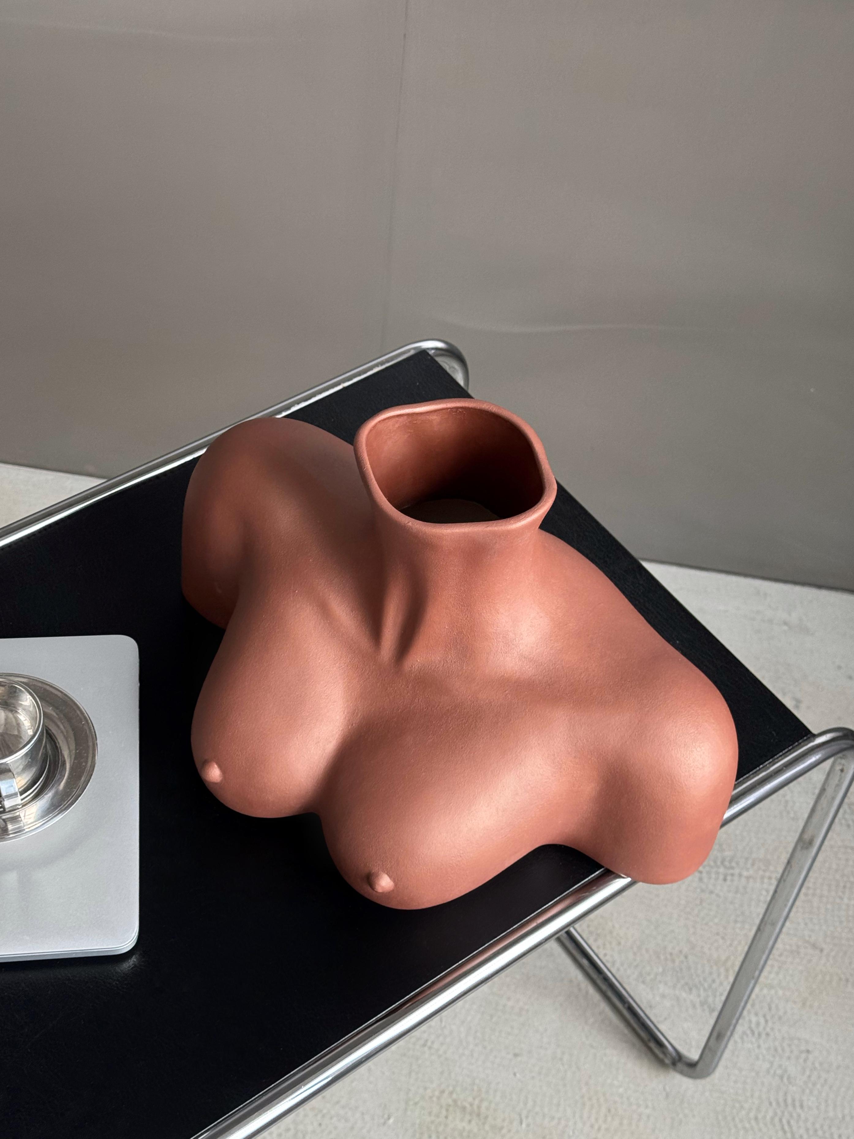 Ваза для квітів у формі жіночих грудей Монро 39х23 см Шоколадний - фото 4 Ваза для квітів у формі жіночих грудей Монро 39х23 см Шоколадний - фото 4