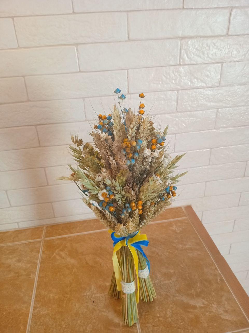 Дідух різдвяний з колосcя пшениці/льону та вівса на трьох ніжках 40-45 см з українською стрічкою (2814652889) - фото 3 Дідух різдвяний з колосcя пшениці/льону та вівса на трьох ніжках 40-45 см з українською стрічкою (2814652889) - фото 3