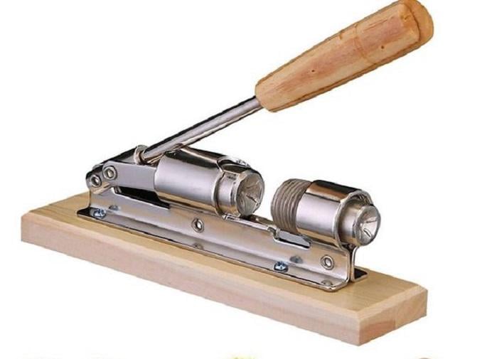 Горіхокол сталевий на деревяній підставці (NC-357)