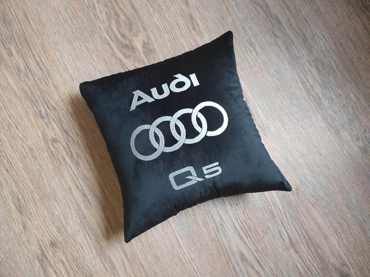 Подушка в автомобиль с вышивкой логотипа марки Audi (00052) - фото 2 Подушка в автомобиль с вышивкой логотипа марки Audi (00052) - фото 2