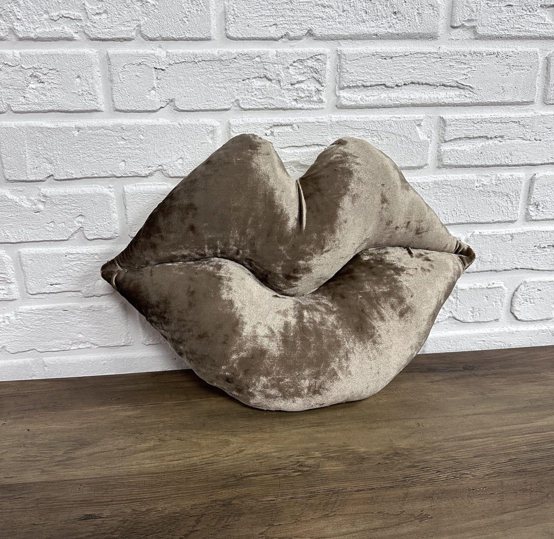 Подушка Comfort Home Губы велюровая мраморная 35x50 см