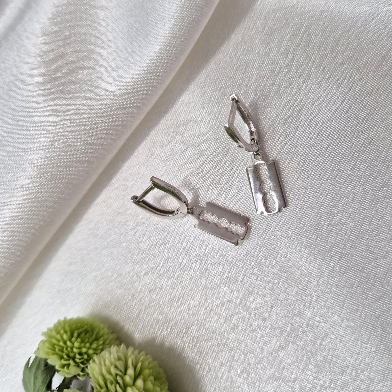 Сережки без каменів з підвіскою леза срібло 925 проби родоване 2,60 г (2448r) - фото 6