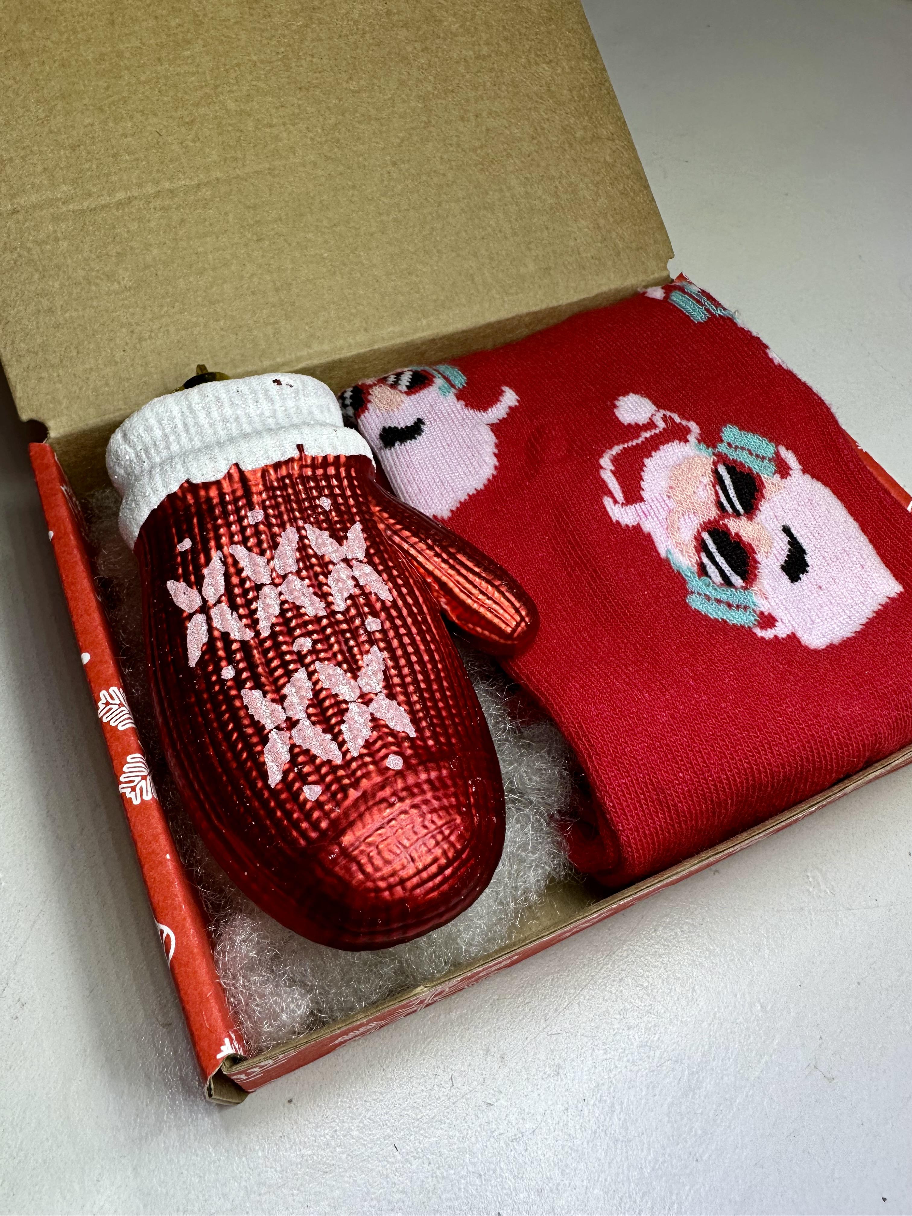 Подарунковий бокс з новорічними шкарпетками і іграшкою (13479880) - фото 2