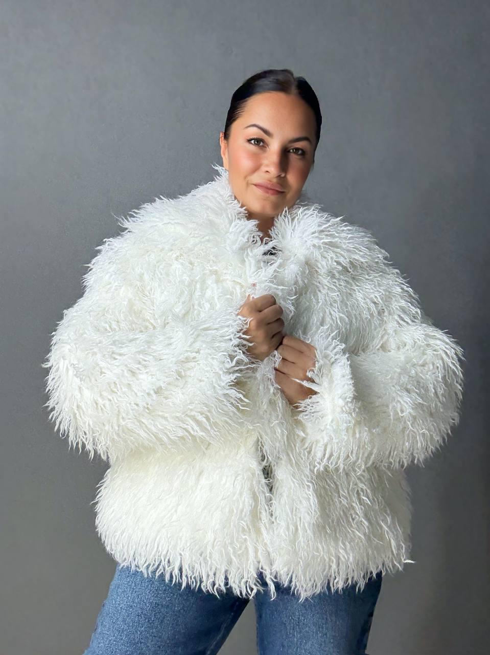 Шуба женская LADY YEP 10018 искусственная под ламу с воротником M Белый (5017)