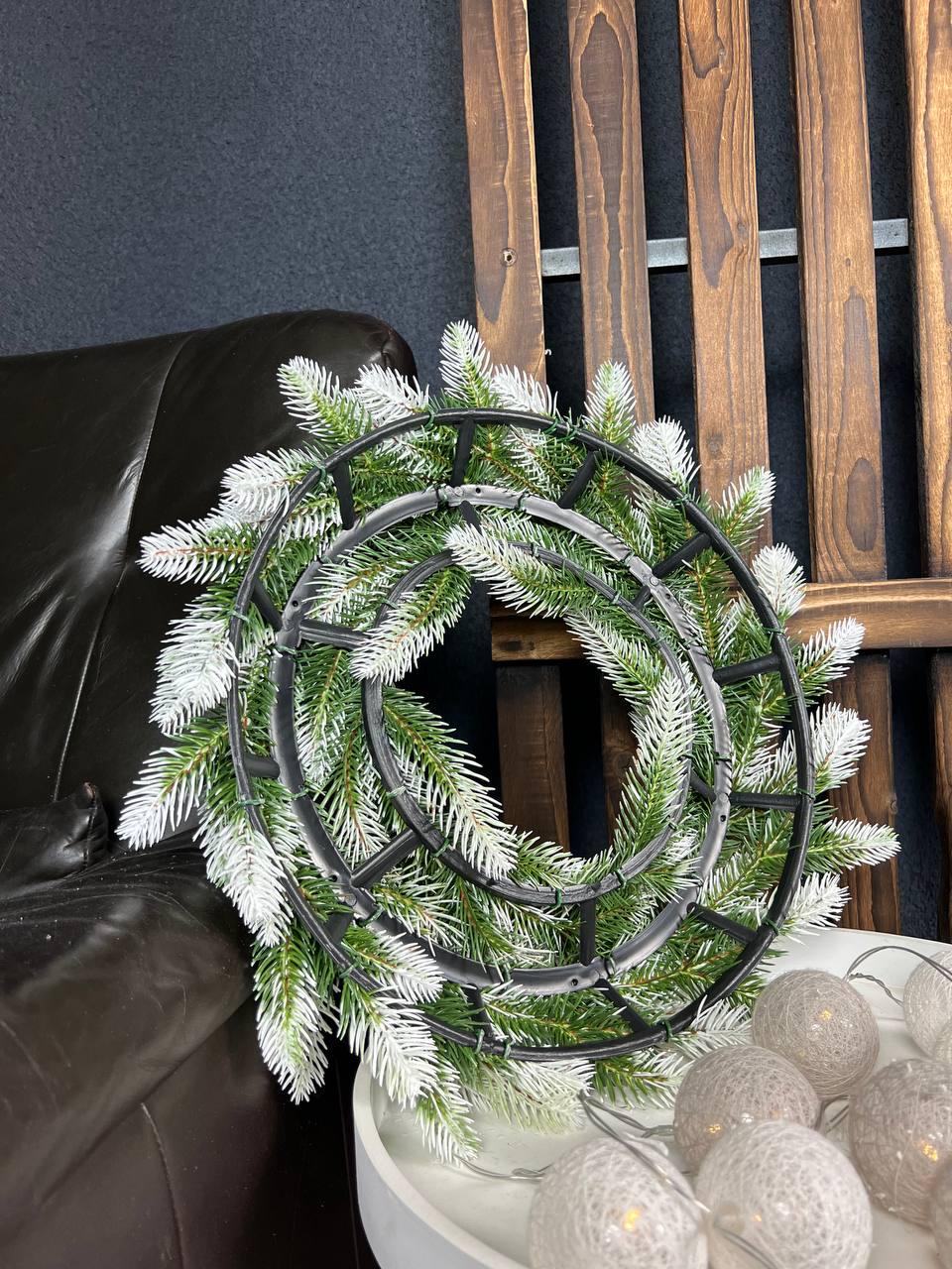 Вінок новорічний Роял зі штучної хвої з білими кінчиками 40 см Зелений (YA678612) - фото 5 Вінок новорічний Роял зі штучної хвої з білими кінчиками 40 см Зелений (YA678612) - фото 5