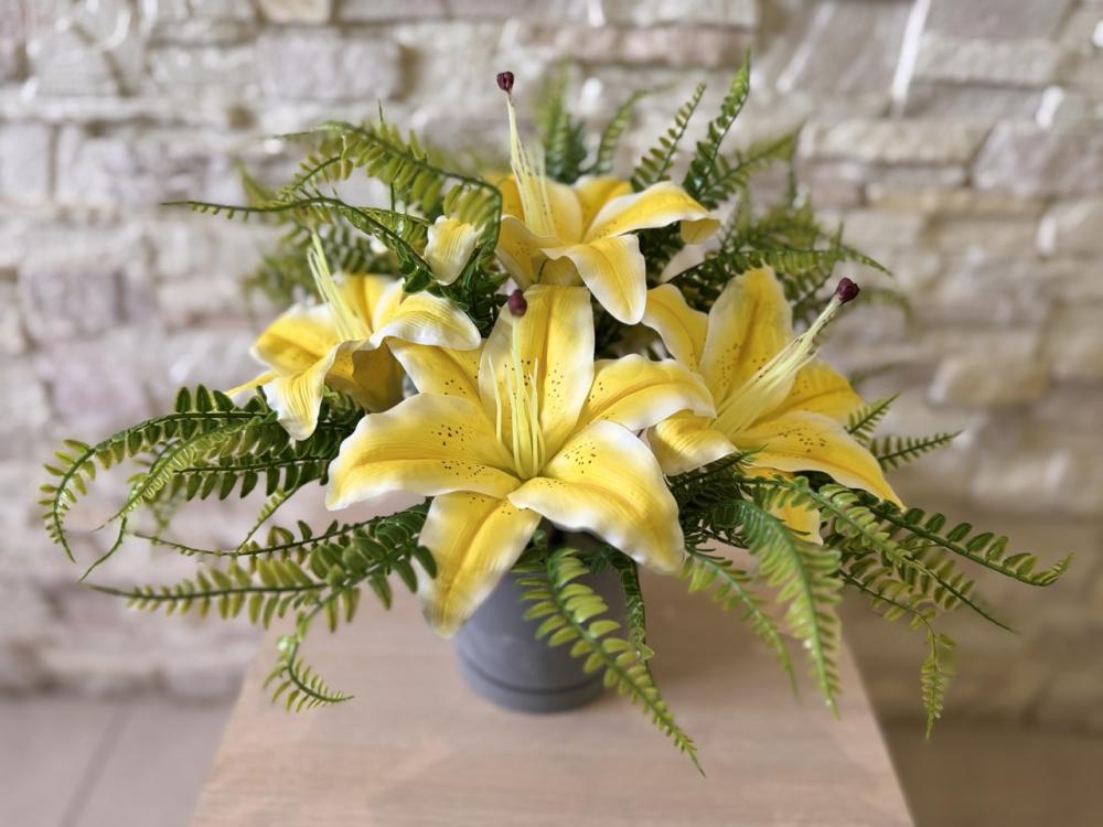 Букет желтой лилии с зеленью в горшке Пластмакс (R0905) Букет желтой лилии с зеленью в горшке Пластмакс (R0905)