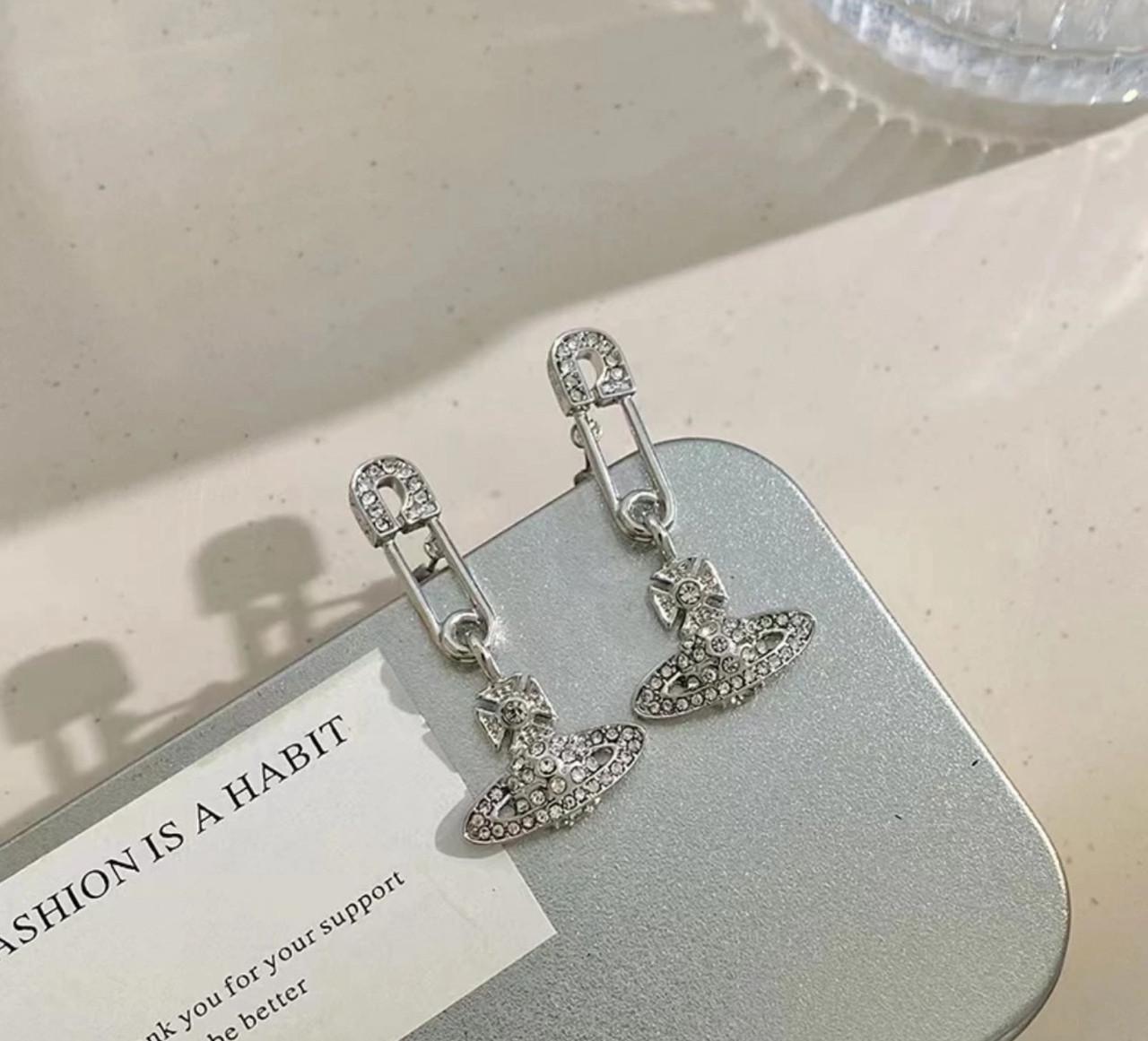 Серьги женские Vivienne Westwood с подвеской в форме планеты Заколка - фото 4 Серьги женские Vivienne Westwood с подвеской в форме планеты Заколка - фото 4