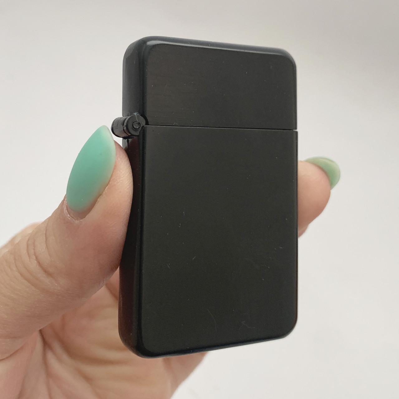 Запальничка з гравіюванням та газ для дозаправки у комплекті Чорний - фото 6 Запальничка з гравіюванням та газ для дозаправки у комплекті Чорний - фото 6