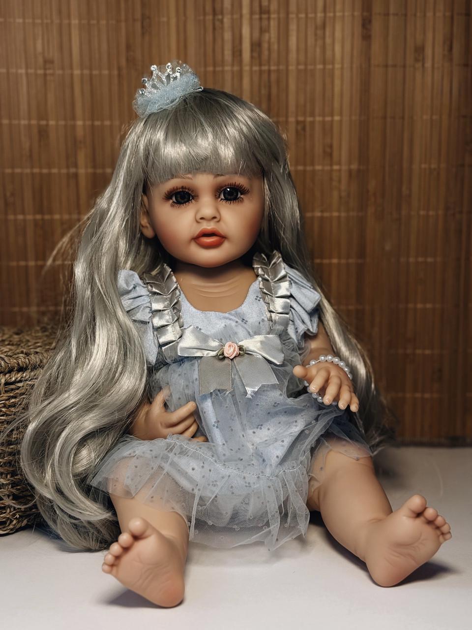 Кукла кукла реалистичная KEIUMI винил-силиконовая в платьице с короной 55 см Серо-голубой