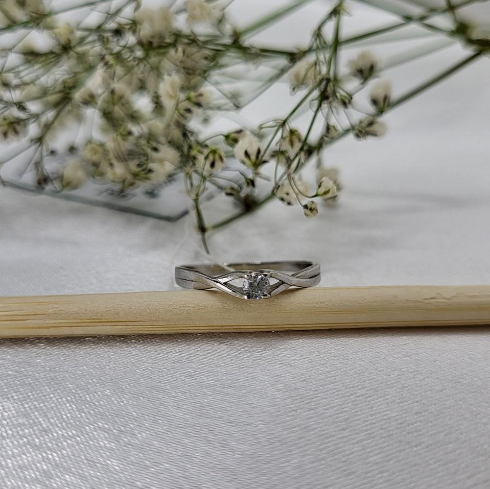 Кольцо женское из серебра вставка кубического циркония 925 проба р. 16 1,00 г (44115р)
