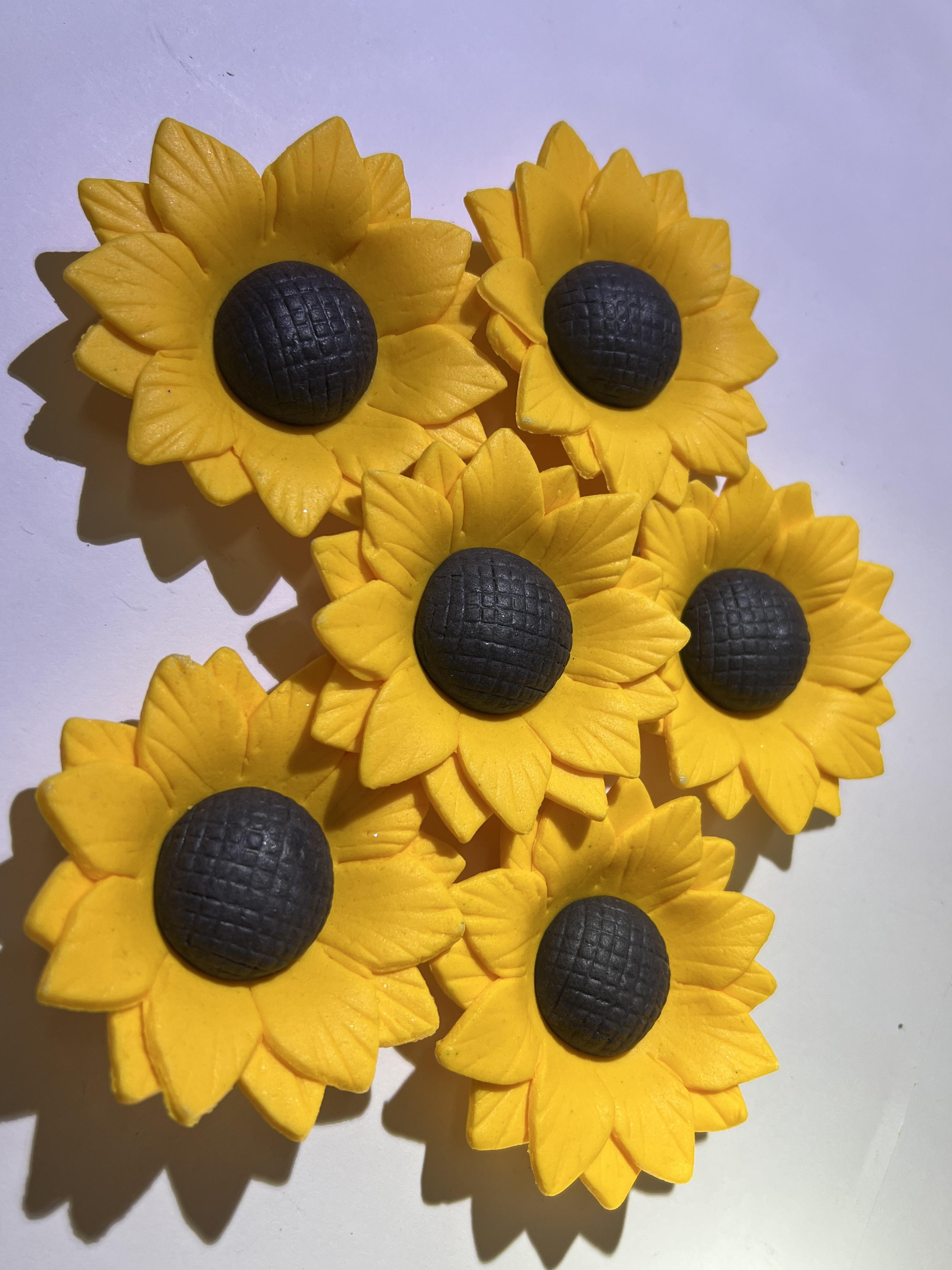 Цукрова прикраса для торта Соняшники - фото 2 Цукрова прикраса для торта Соняшники - фото 2