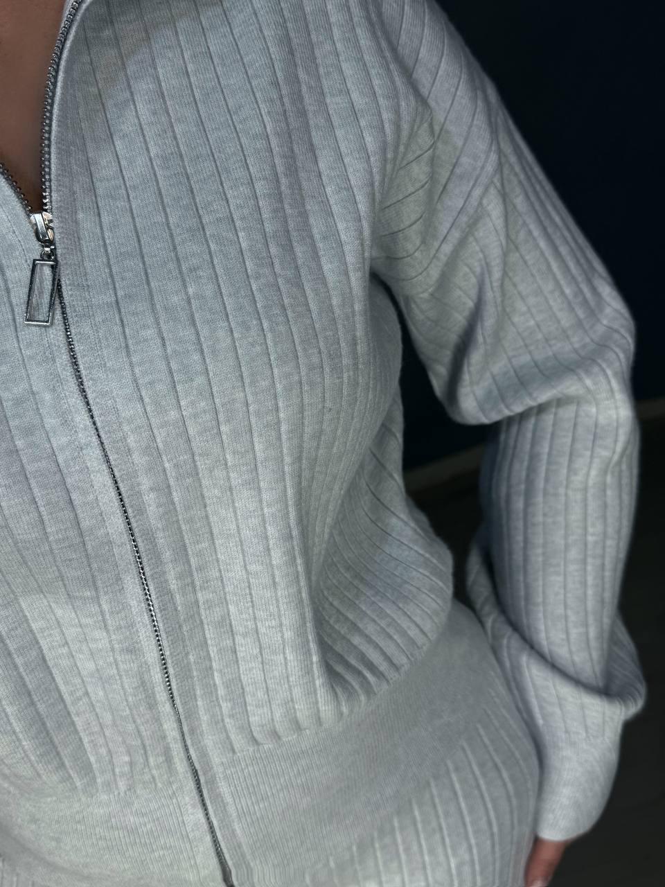 Костюм женский Joy One 376 вязаный в рубчик с кофтой на молнии и брюками палаццо OS Серый (5597) - фото 8 Костюм женский Joy One 376 вязаный в рубчик с кофтой на молнии и брюками палаццо OS Серый (5597) - фото 8