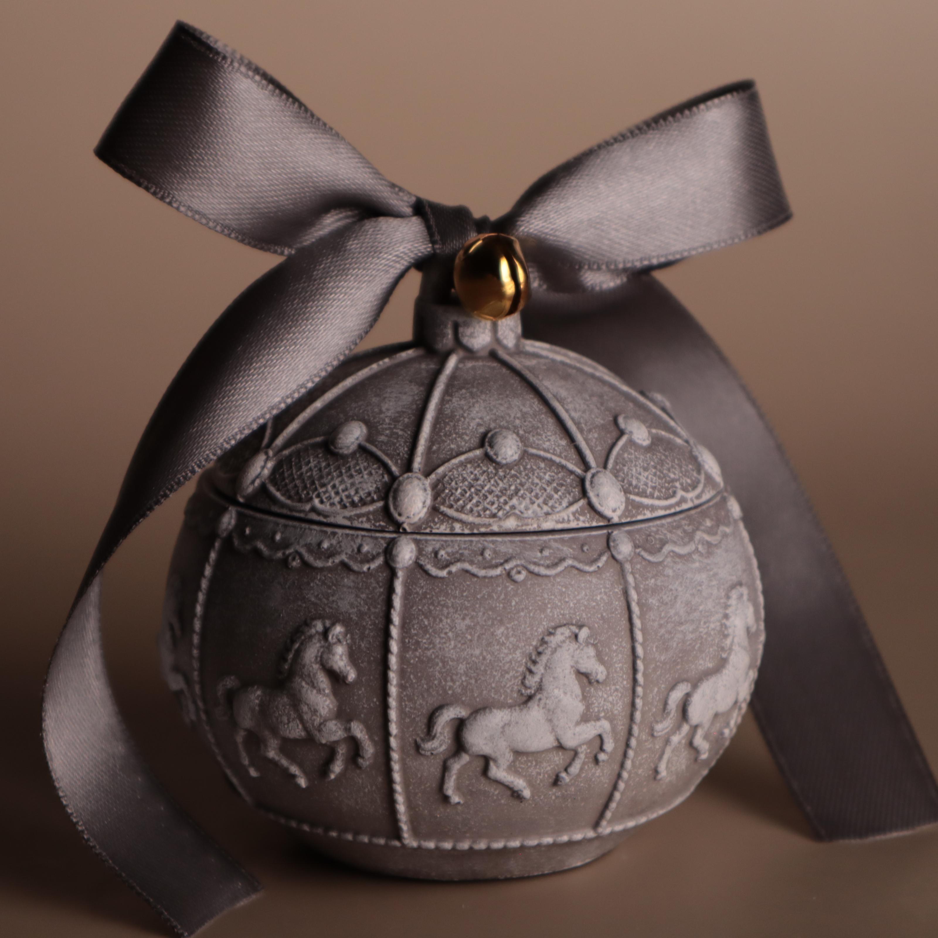 Аромасвічка соєва Wax Harmony Ваніль у гіпсовому кашпо Новорічна куля Коники Сірий (100791)