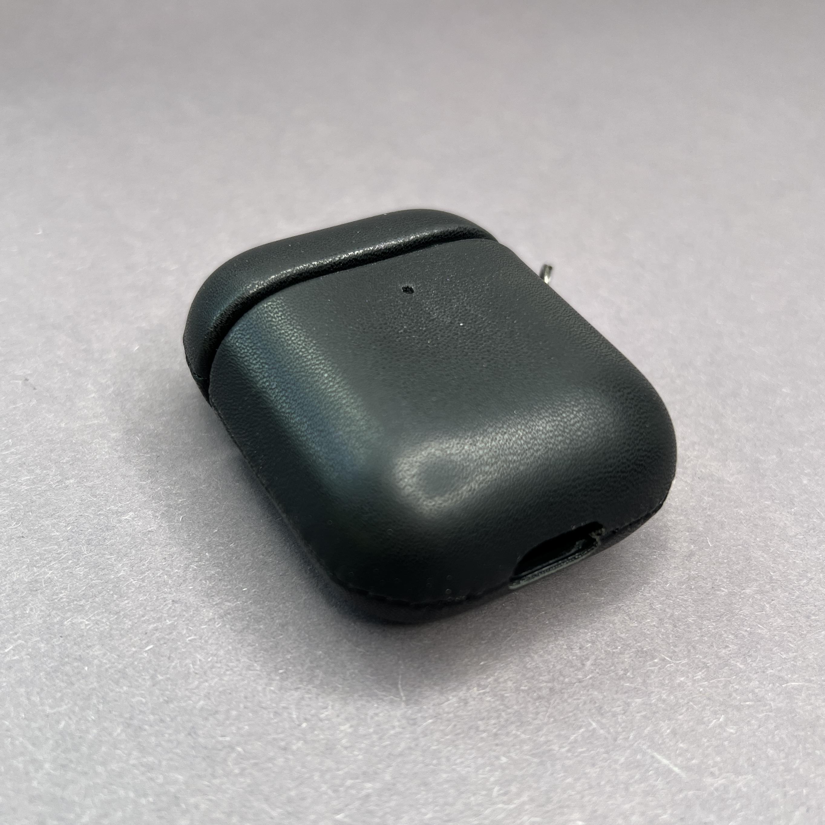 Чехол Leather Nappa для Apple Airpods 1 / 2 с карабином противоударный кожаный - фото 2