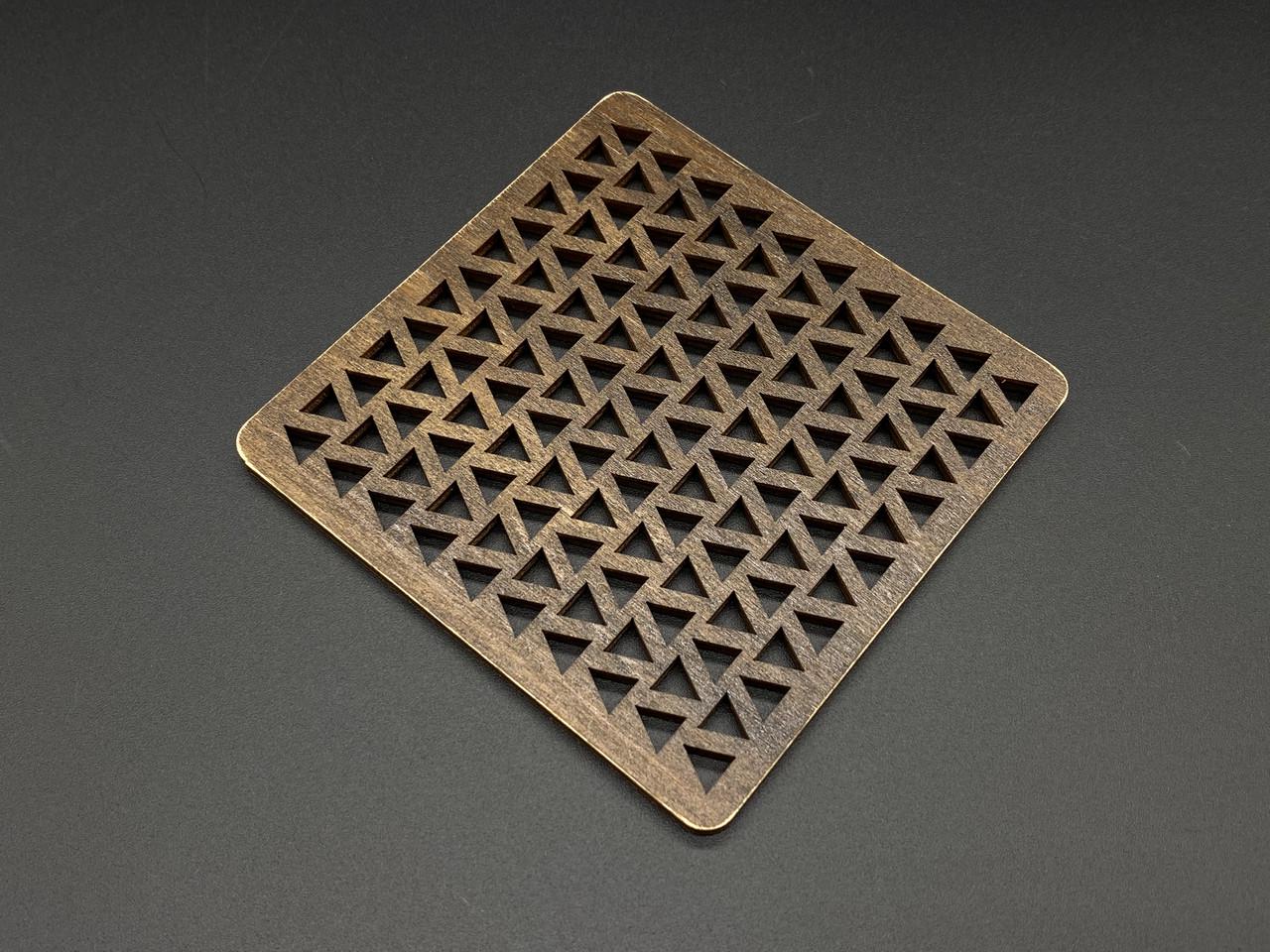 Подставка под горячее деревянная тонированная с декоративной резьбой 10х10 см Темное дерево (Х-152)