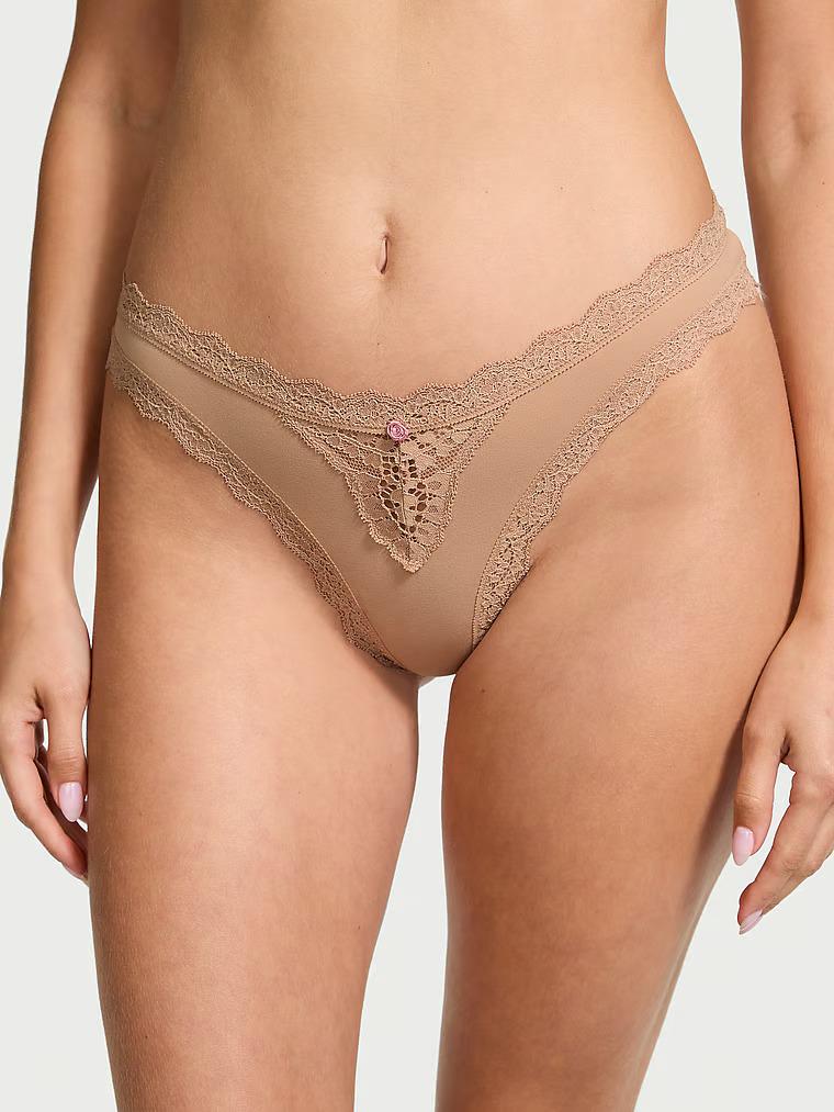 Трусики стрінги Victoria's Secret Dream Angels Lace-Trim Thong Panty Praline M Бежевий (26922181)