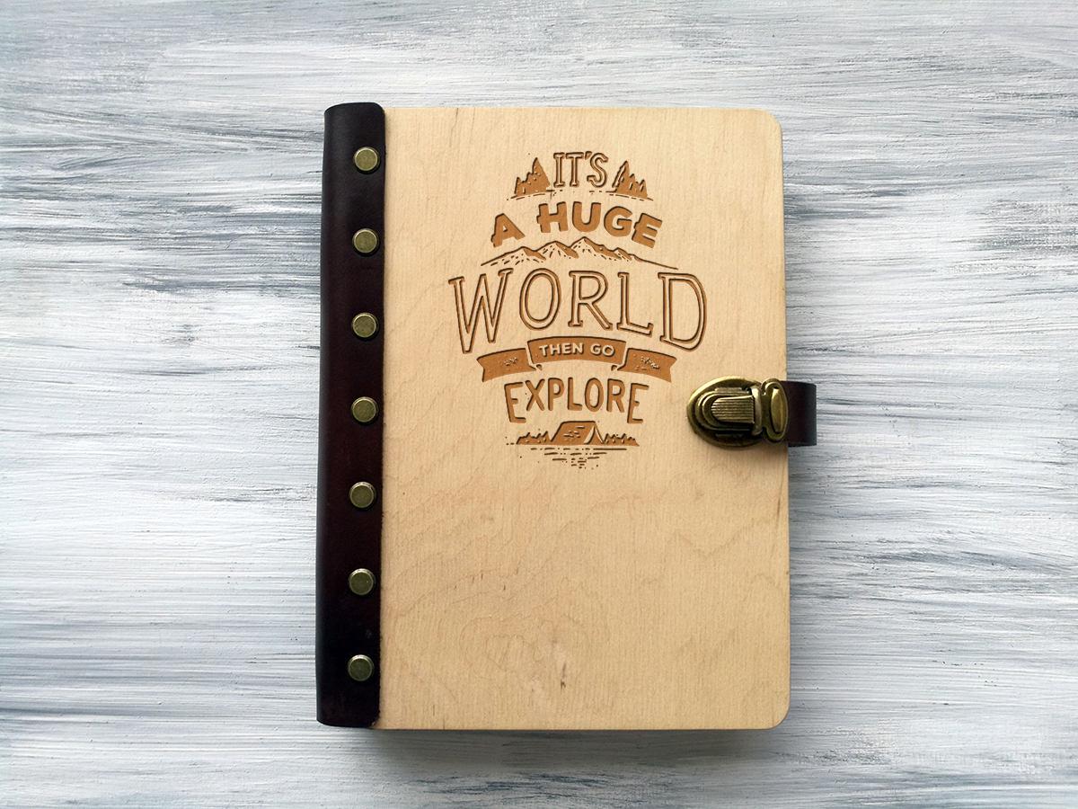 Блокнот для подорожніх нотаток WoodPresentStudio «It's a huge world» в обкладинці з дерева 100 аркушів чорні без лінівки Світле дерево Блокнот для подорожніх нотаток WoodPresentStudio «It's a huge world» в обкладинці з дерева 100 аркушів чорні без лінівки Світле дерево