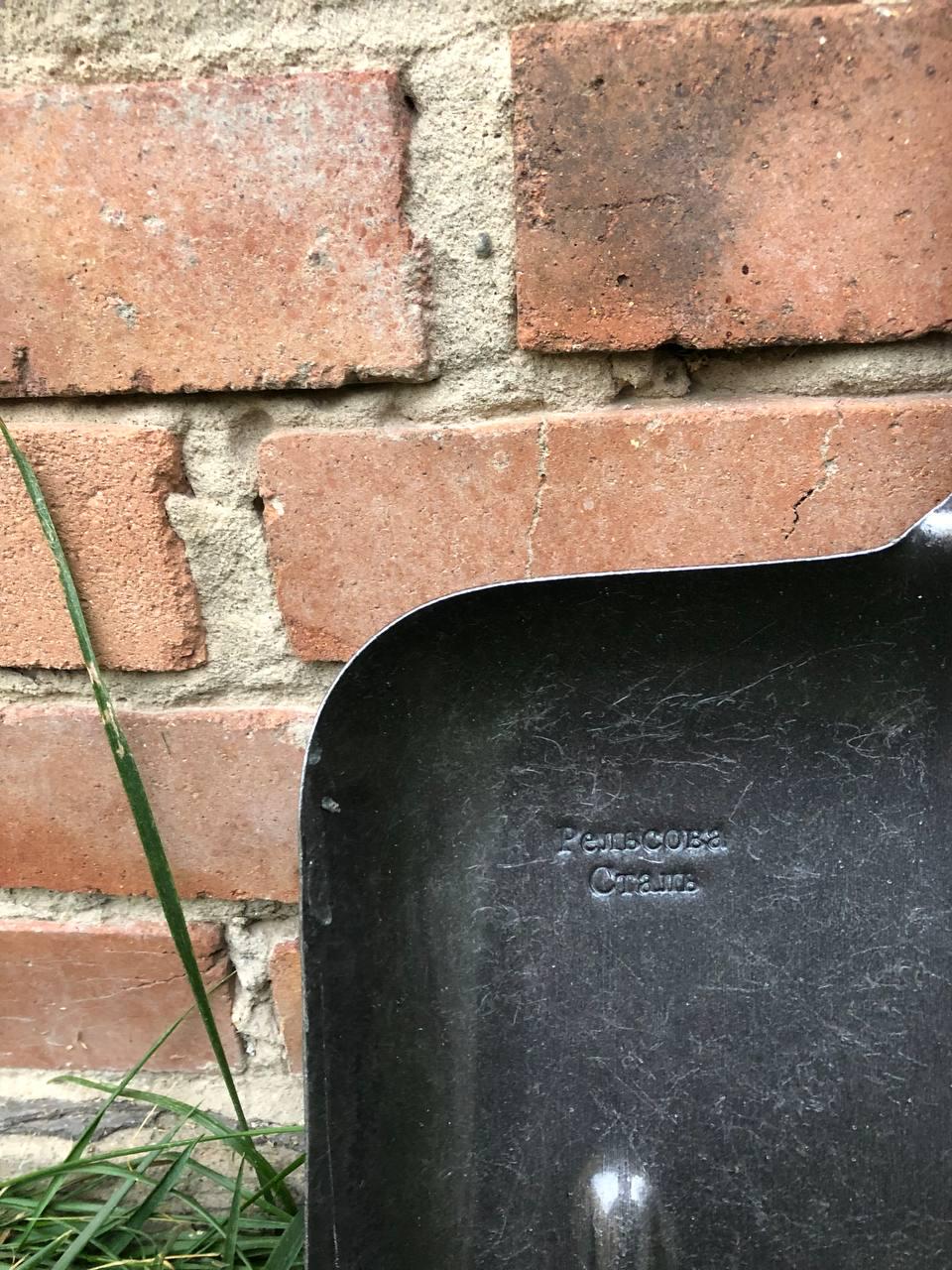 Лопата Вугільна зернова снігоприбиральна з рейкової сталі з черенком та пластиковим тримачем - фото 3 Лопата Вугільна зернова снігоприбиральна з рейкової сталі з черенком та пластиковим тримачем - фото 3