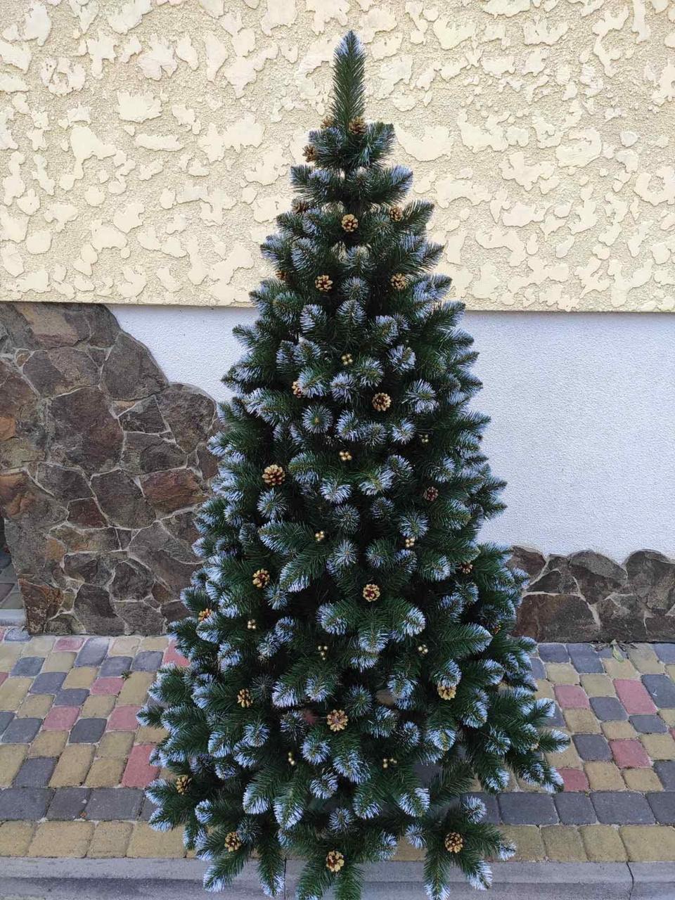 Елка искусственная Кармен с золотыми шишками и жемчугом в снегу 250 см в коробке (26425009) - фото 1 Елка искусственная Кармен с золотыми шишками и жемчугом в снегу 250 см в коробке (26425009) - фото 1