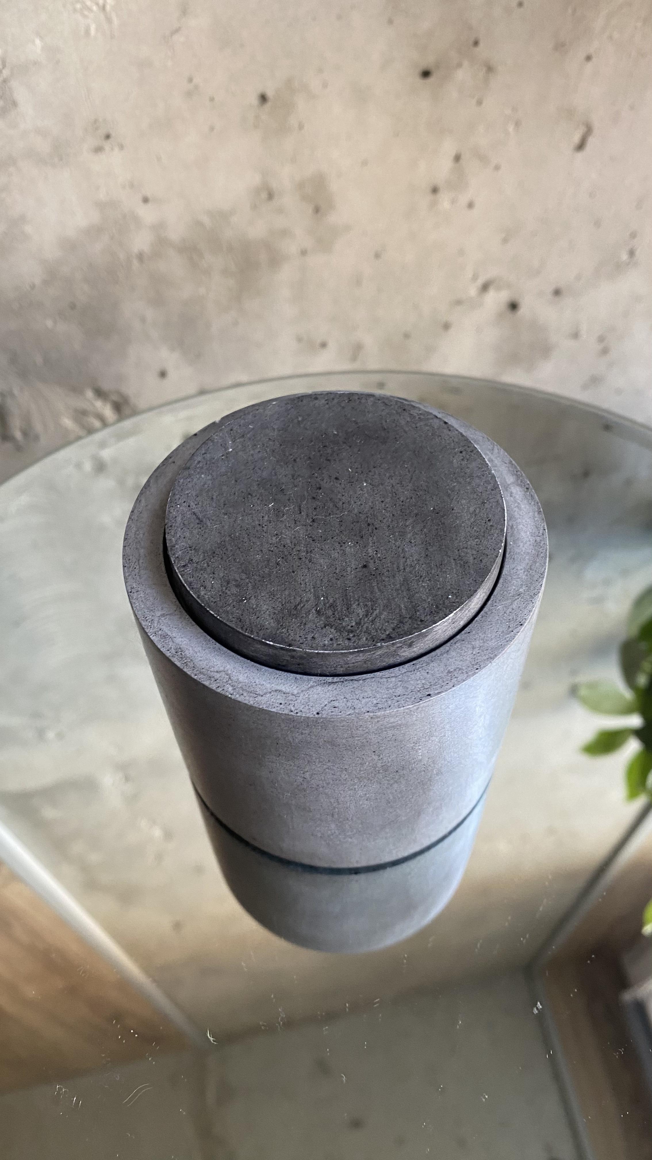 Бетонная емкость для свечей с крышкой 8х6,5 см Темно-серый (11779809)
