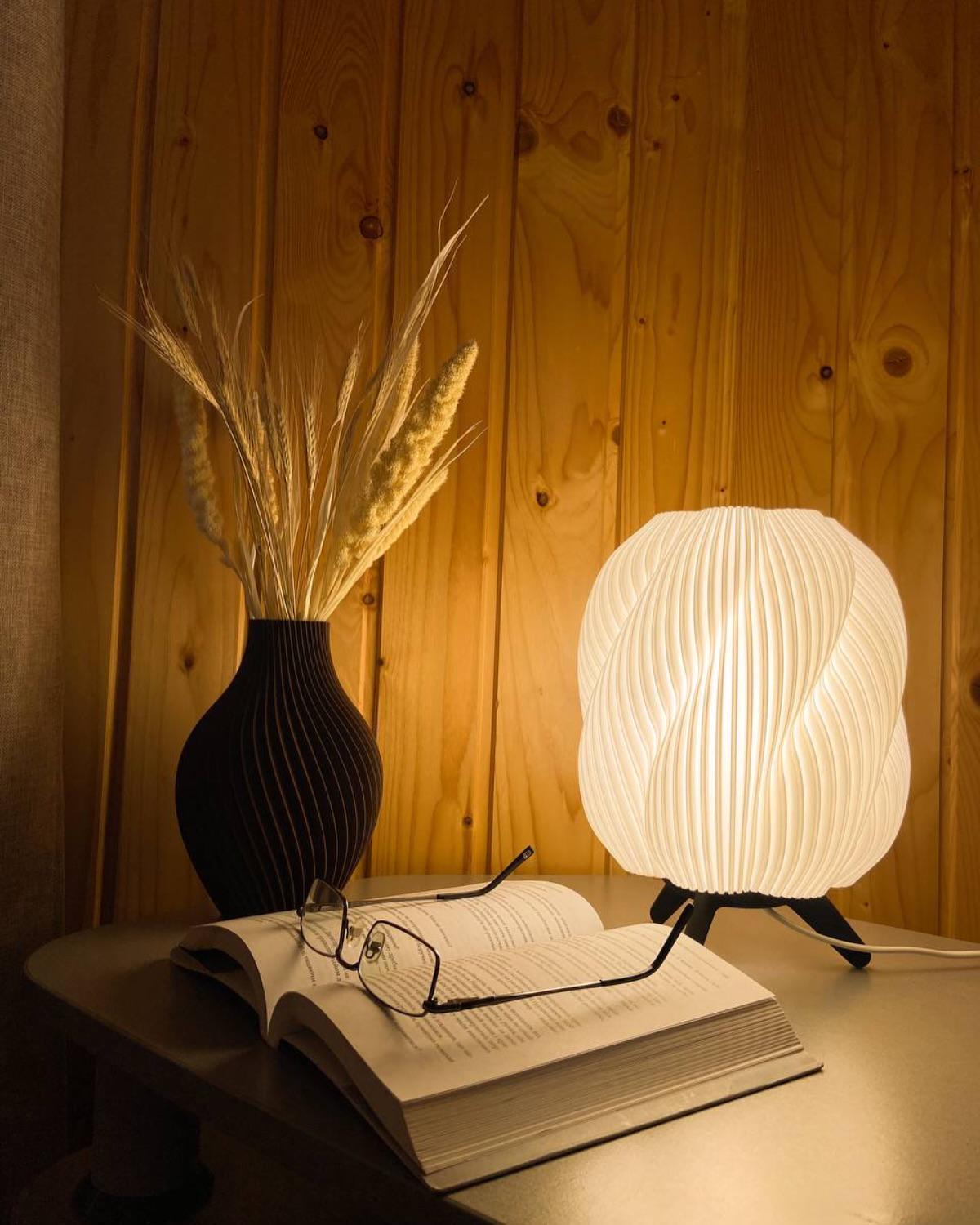 Настольная лампа декоративная WellBrand AirWave Modern E27 XL 20х20х28 см White/Black - фото 7 Настольная лампа декоративная WellBrand AirWave Modern E27 XL 20х20х28 см White/Black - фото 7