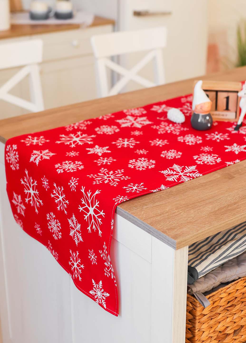 Скатертина-доріжка новорічна Сніжинки білі на червоному 140х47 см (сбч14) - фото 1 Скатертина-доріжка новорічна Сніжинки білі на червоному 140х47 см (сбч14) - фото 1