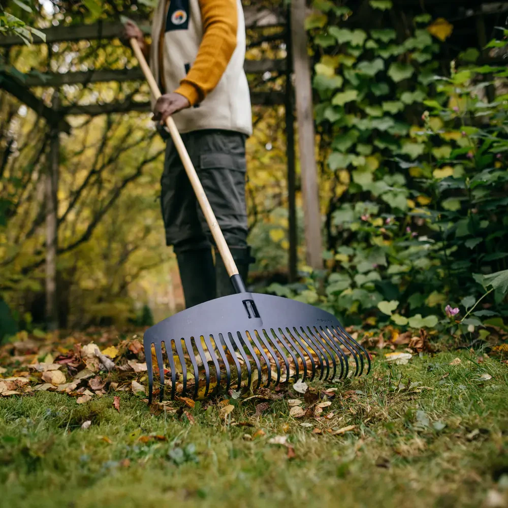 Грабли веерные Fiskars Solid (1080009) - фото 3 Грабли веерные Fiskars Solid (1080009) - фото 3
