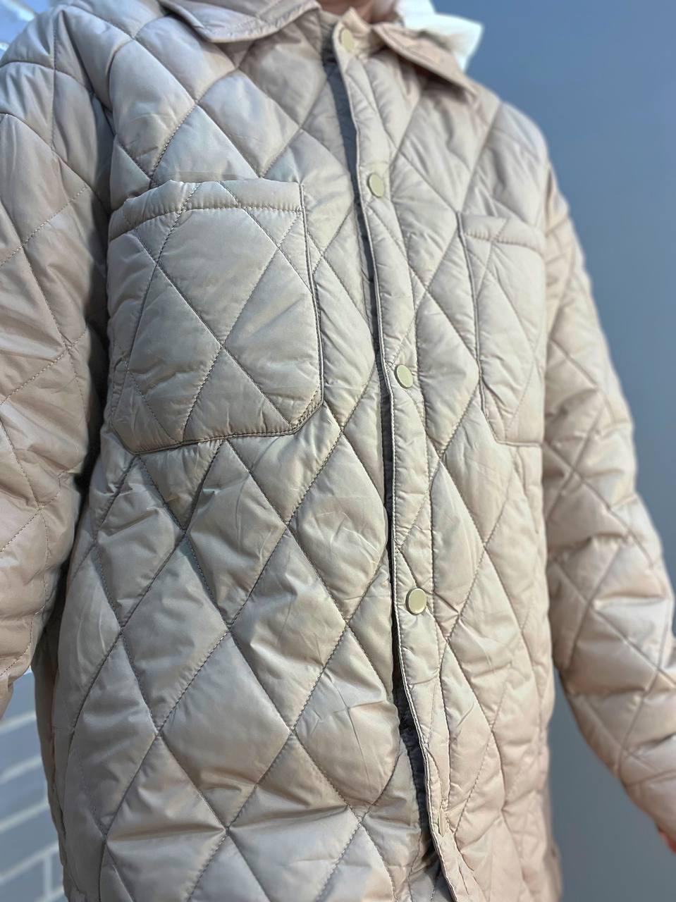 Куртка женская HAIZIYUAN 1870 длинная рубашка наложенные карманы на кнопках трикотажный капюшон M Бежевый (1450) - фото 6 Куртка женская HAIZIYUAN 1870 длинная рубашка наложенные карманы на кнопках трикотажный капюшон M Бежевый (1450) - фото 6