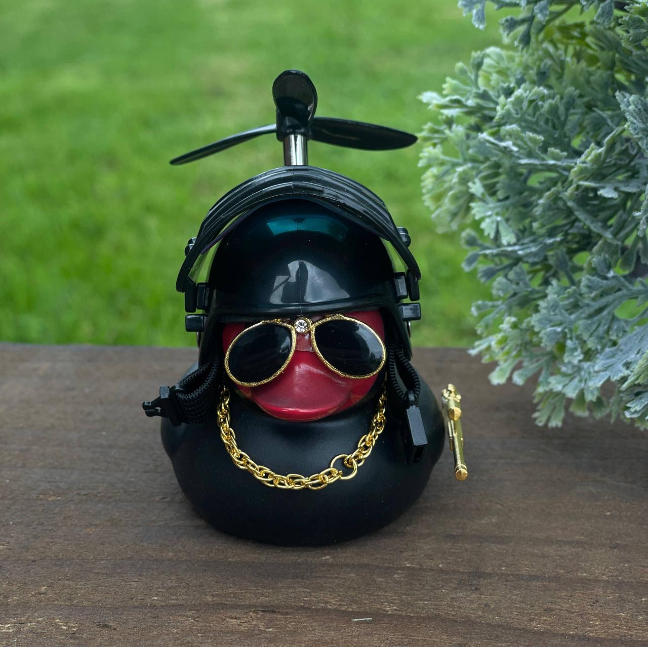 Качка на кермо з автоматом та шоломом - фото 7