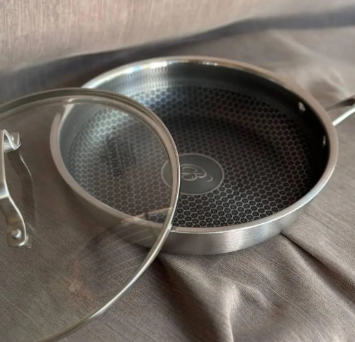 Сковорода зі скляною кришкою Bohmann Premium з нержавіючої сталі з стільниковою структурою 24 см (BP 4000-24) - фото 5 Сковорода зі скляною кришкою Bohmann Premium з нержавіючої сталі з стільниковою структурою 24 см (BP 4000-24) - фото 5