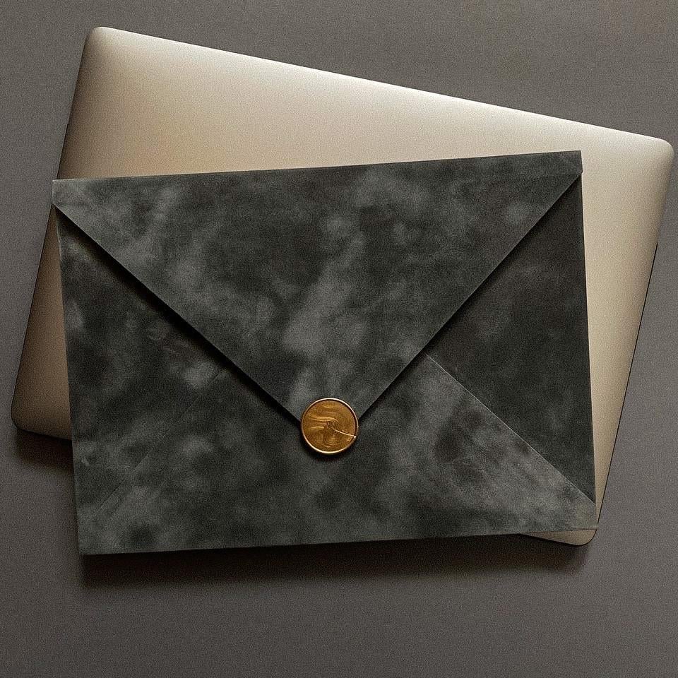 Конверт оксамитовий під А4 на магнітній застібці 21,5х30 см з печаткою Сірий (2493687475)