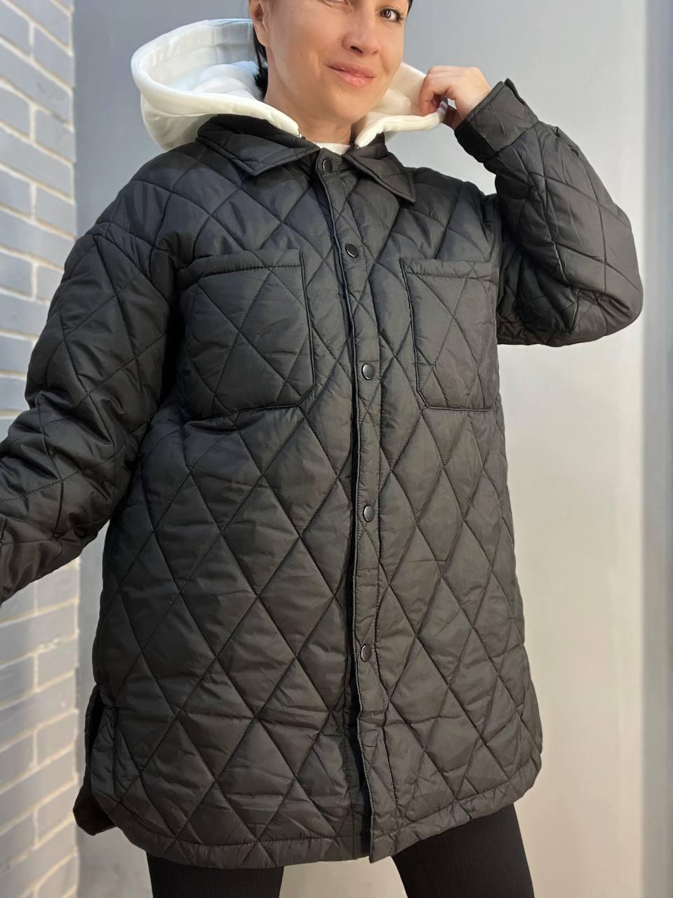 Куртка женская HAIZIYUAN 1870 длинная рубашка наложенные карманы на кнопках трикотажный капюшон M Черный (1652) - фото 5